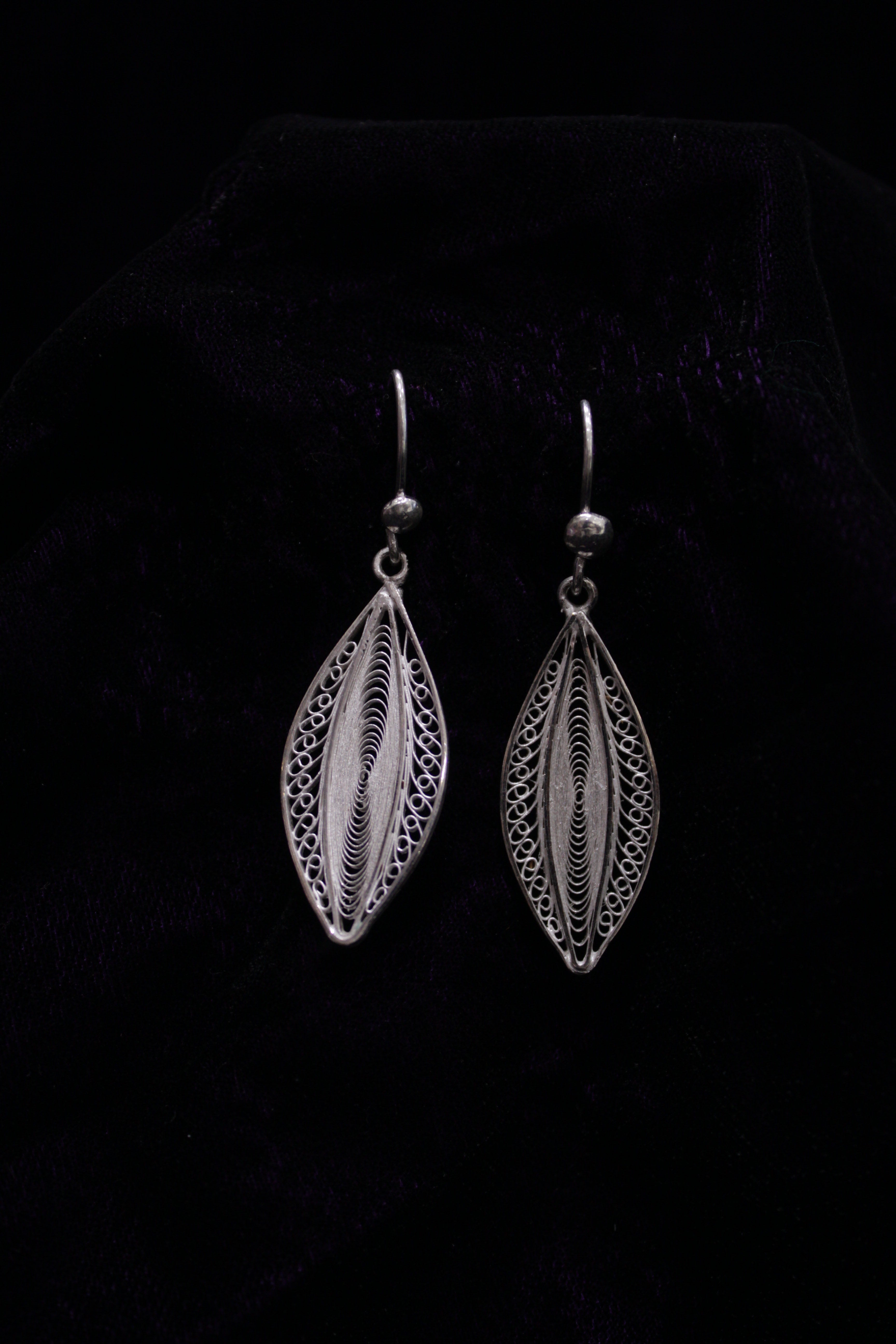 Indianvillez Bulbous Eye Silver Filigree Earring