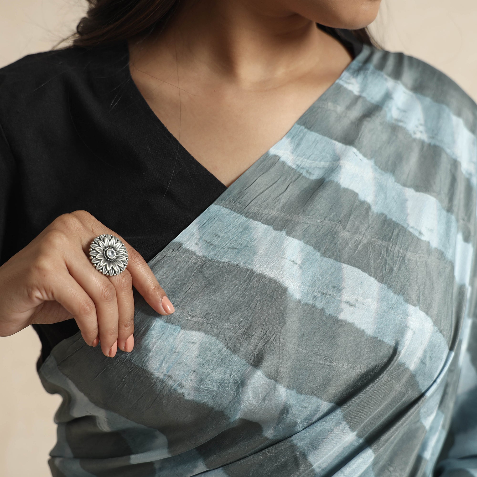 LEHARIYA BY BADSHAH MIYAN Grey - Leheriya Tie-Dye Mulberry Silk Handloom Saree - view 4