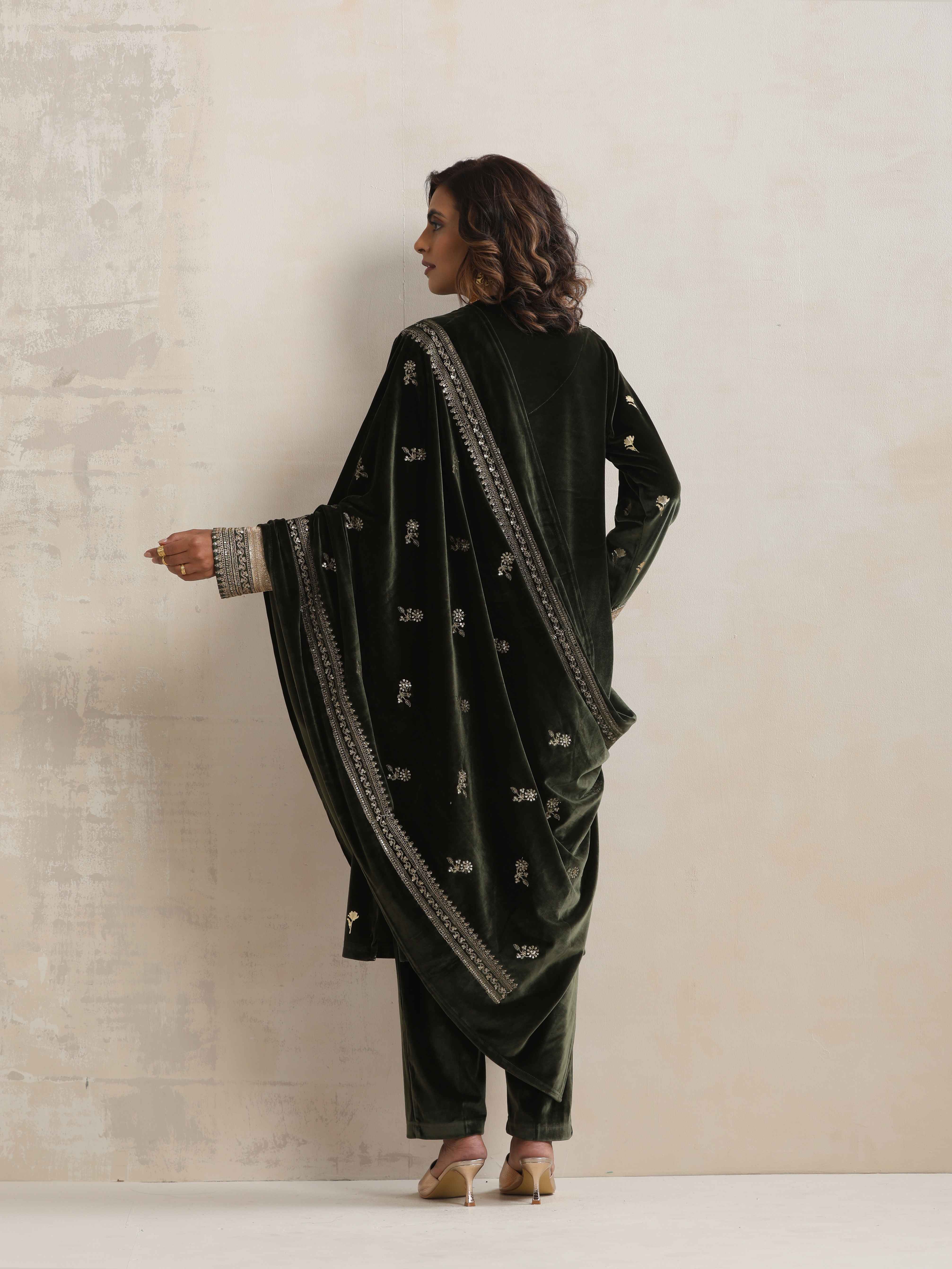 trueBrowns Green Velvet Floral Embroidered Kurta Pant Dupatta Set - view 7
