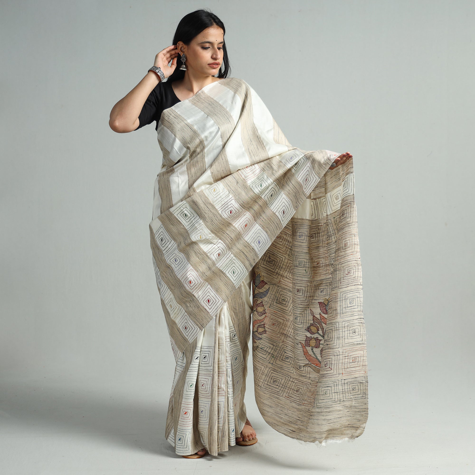 KHUSHBASH - HAPPY LOOM OF EAST Beige - Bengal Kantha Hand Embroidery Pure Ghicha Silk Handloom Saree 137 - view 2