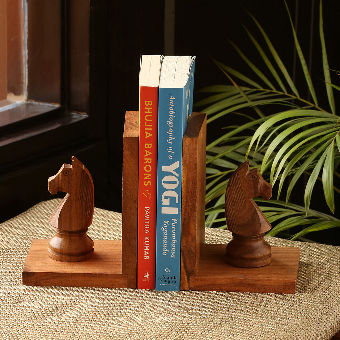 EXCLUSIVELANE 'Chess Horse' Hand Carved Sheesham Wood Bookend