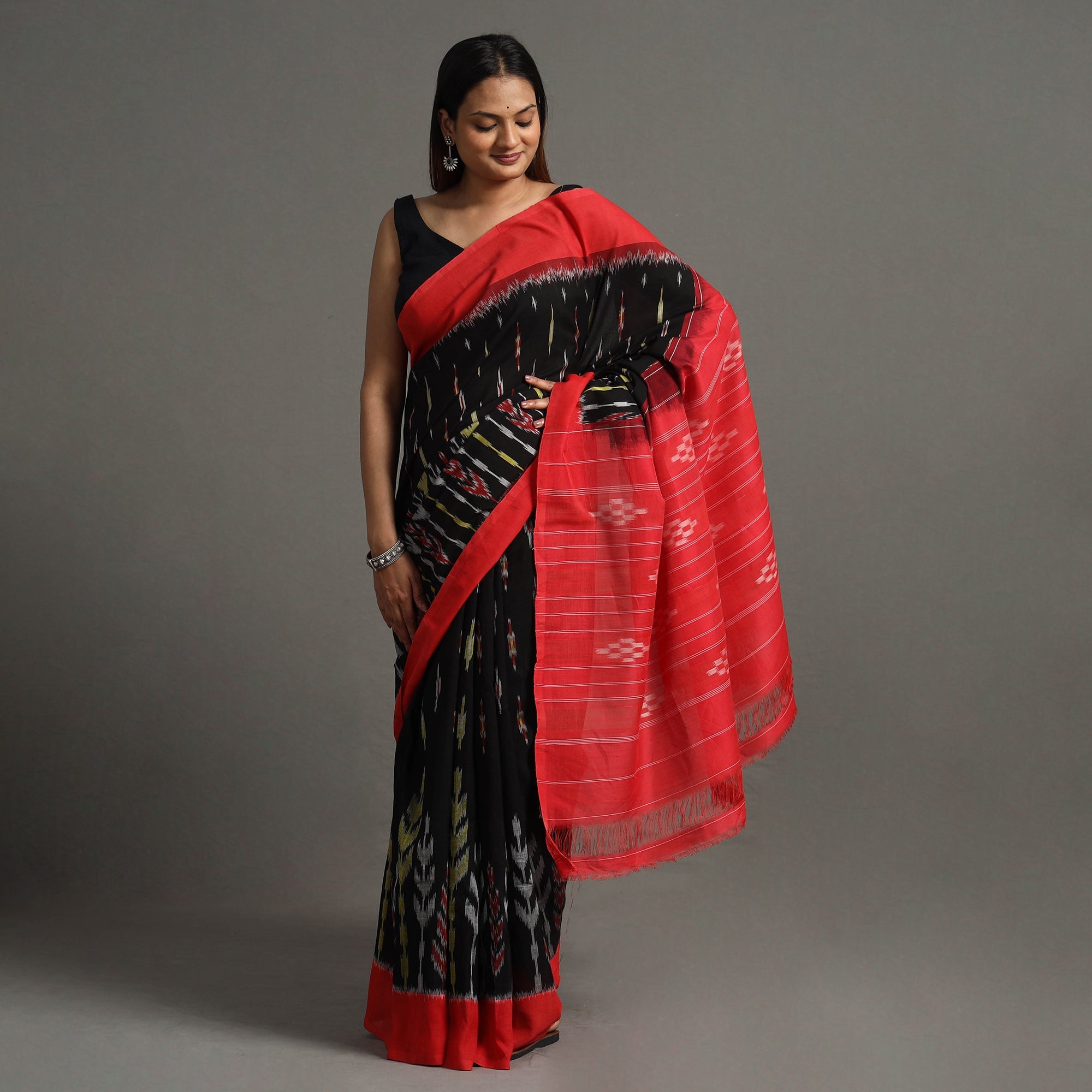 IKAT WEAVES BY EDEM CHANDANA Black - Pochampally Ikat Weave Handloom Cotton Saree - view 2