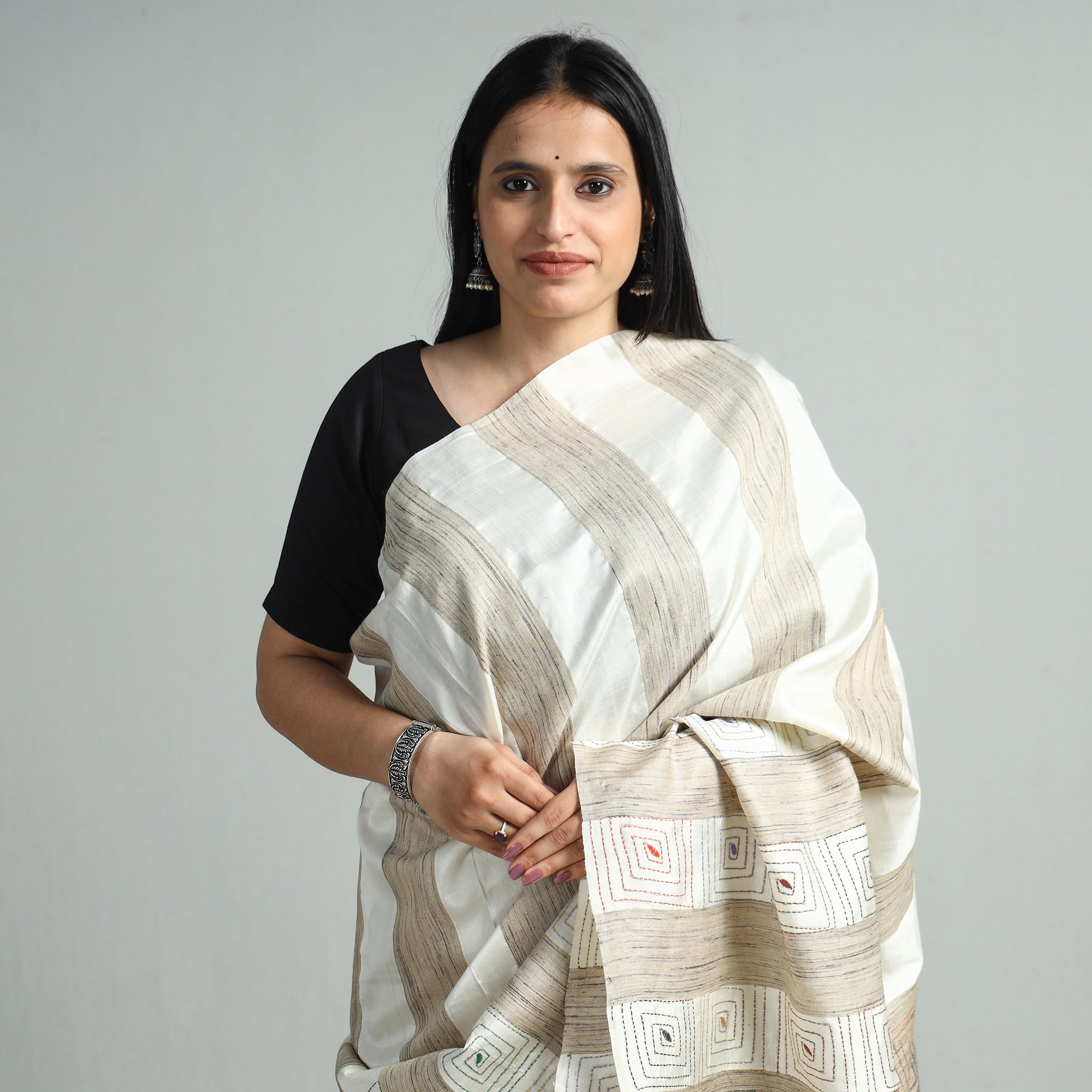 KHUSHBASH - HAPPY LOOM OF EAST Beige - Bengal Kantha Hand Embroidery Pure Ghicha Silk Handloom Saree 137 - view 4