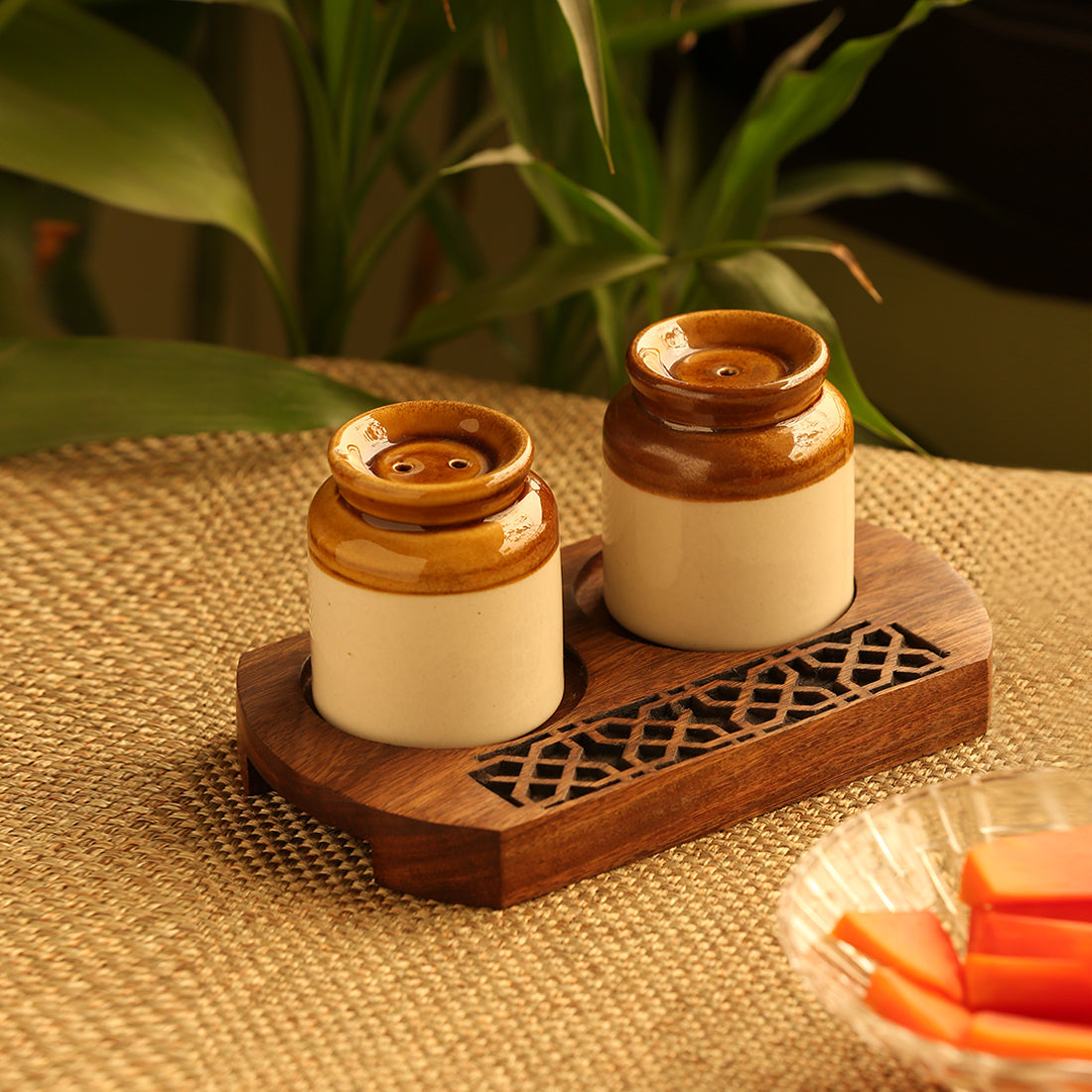 EXCLUSIVELANE 'Royal Garnishers' Old Fashioned Martban Ceramic Salt & Pepper Shaker Set With Sheesham Wooden Hand Carved Tray