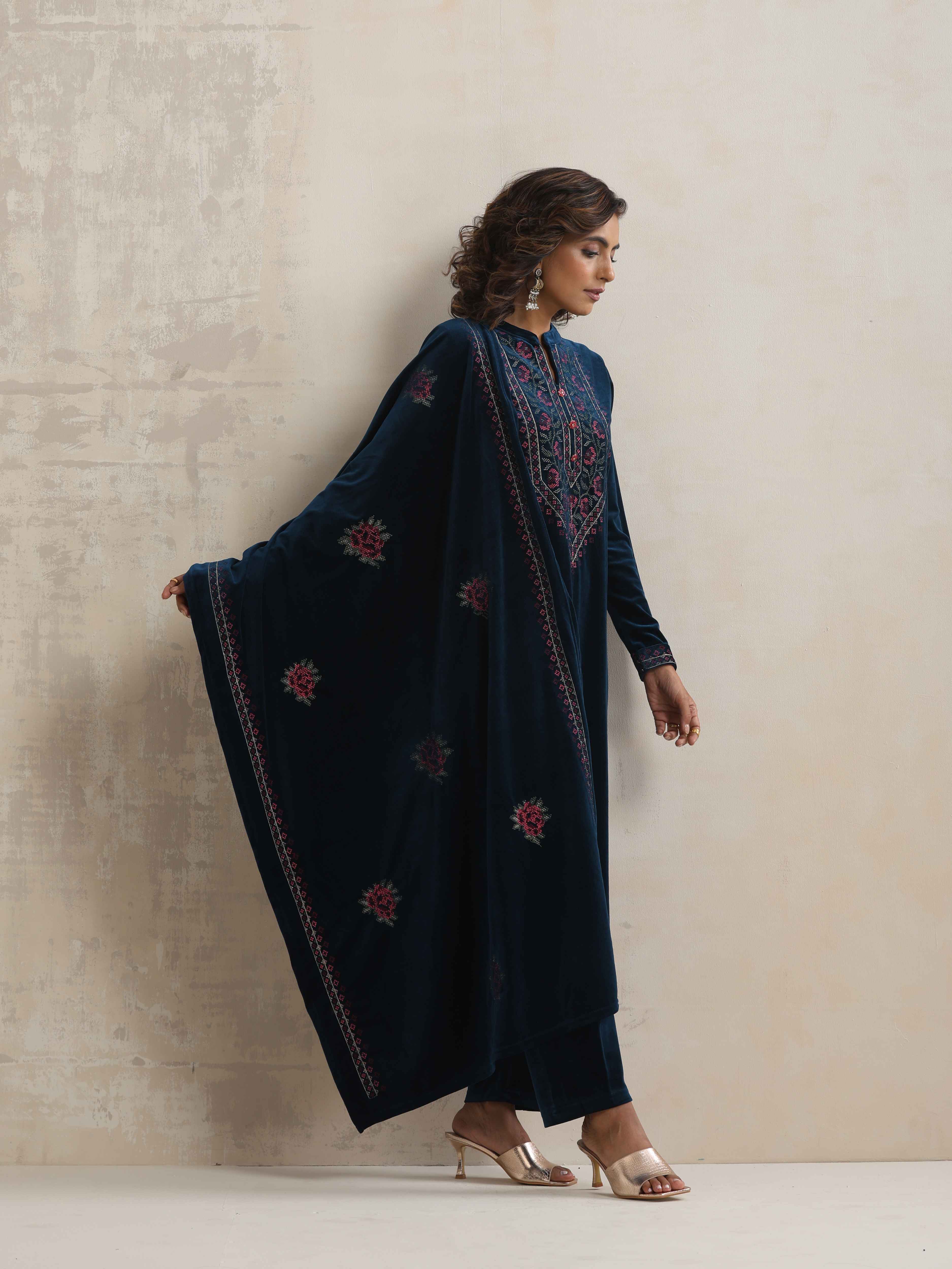 trueBrowns Blue Velvet Floral Embroidered Kurta Pant Dupatta Set - view 3