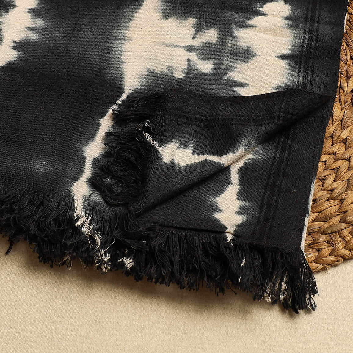 HAVELI CHRONICLES Black - Shibori Tie-dye Cotton Bath Towel - view 2