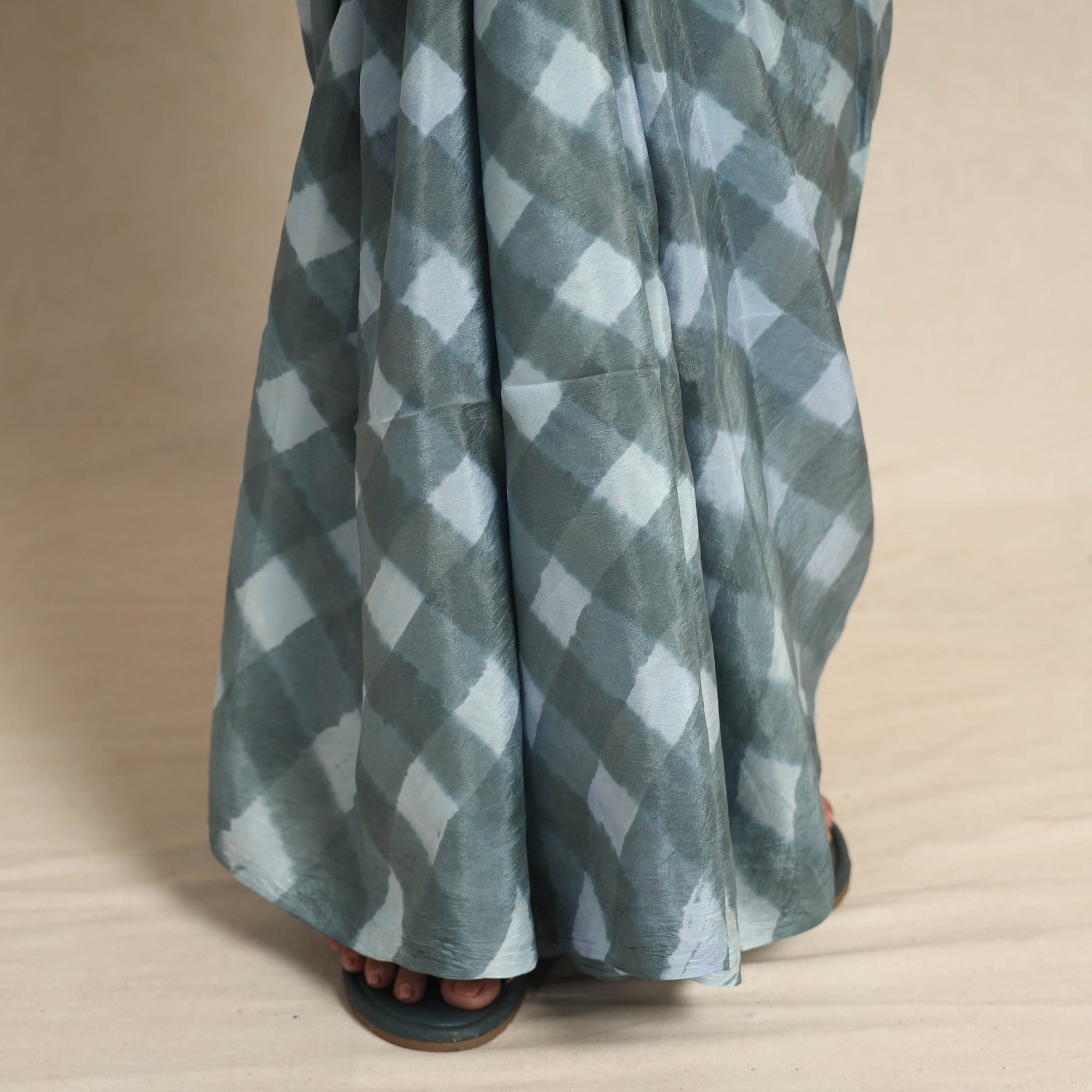 LEHARIYA BY BADSHAH MIYAN Grey - Leheriya Tie-Dye Mulberry Silk Handloom Saree - view 5