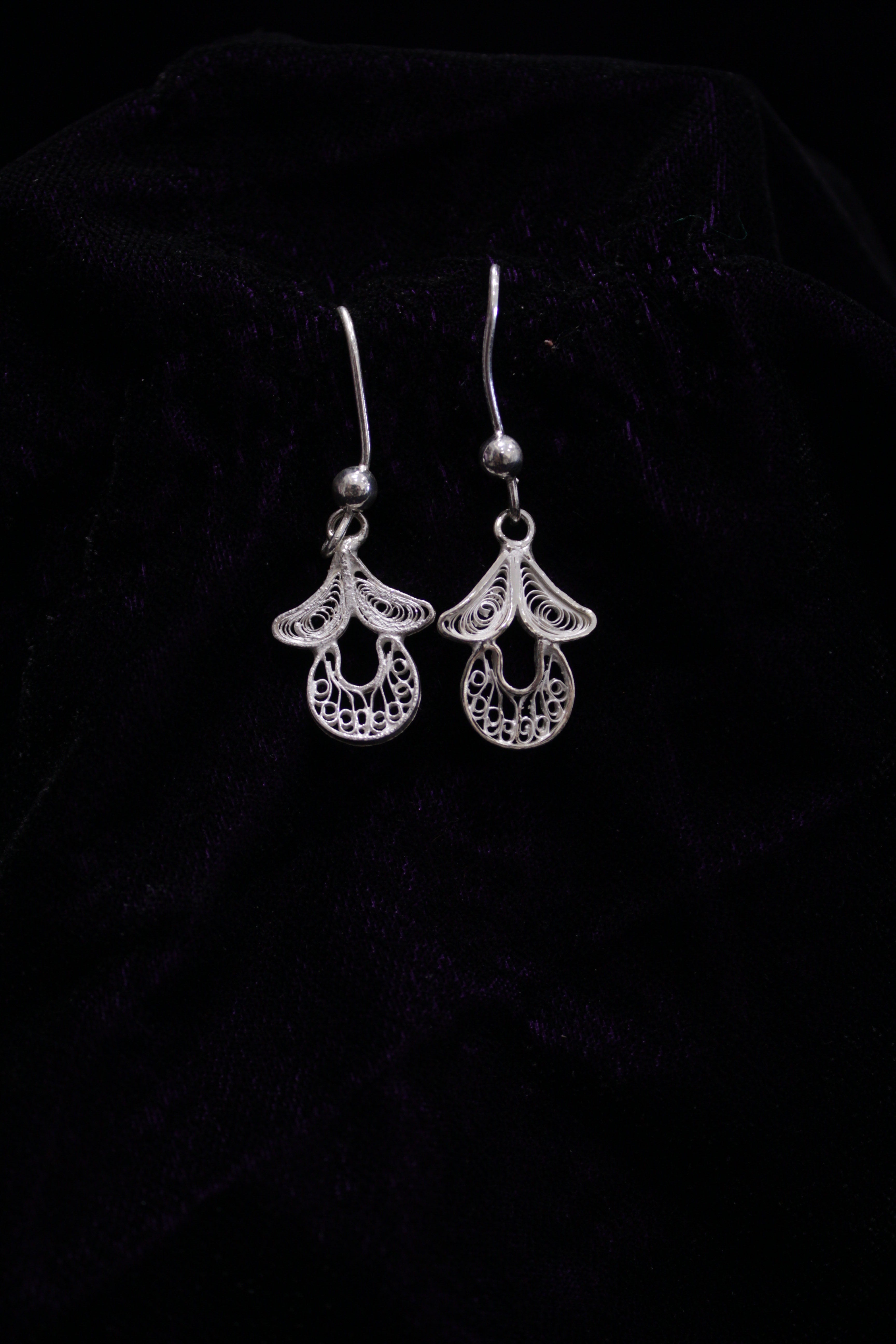 Indianvillez Half Moon Floral Design Silver Filigree Earring - view 2