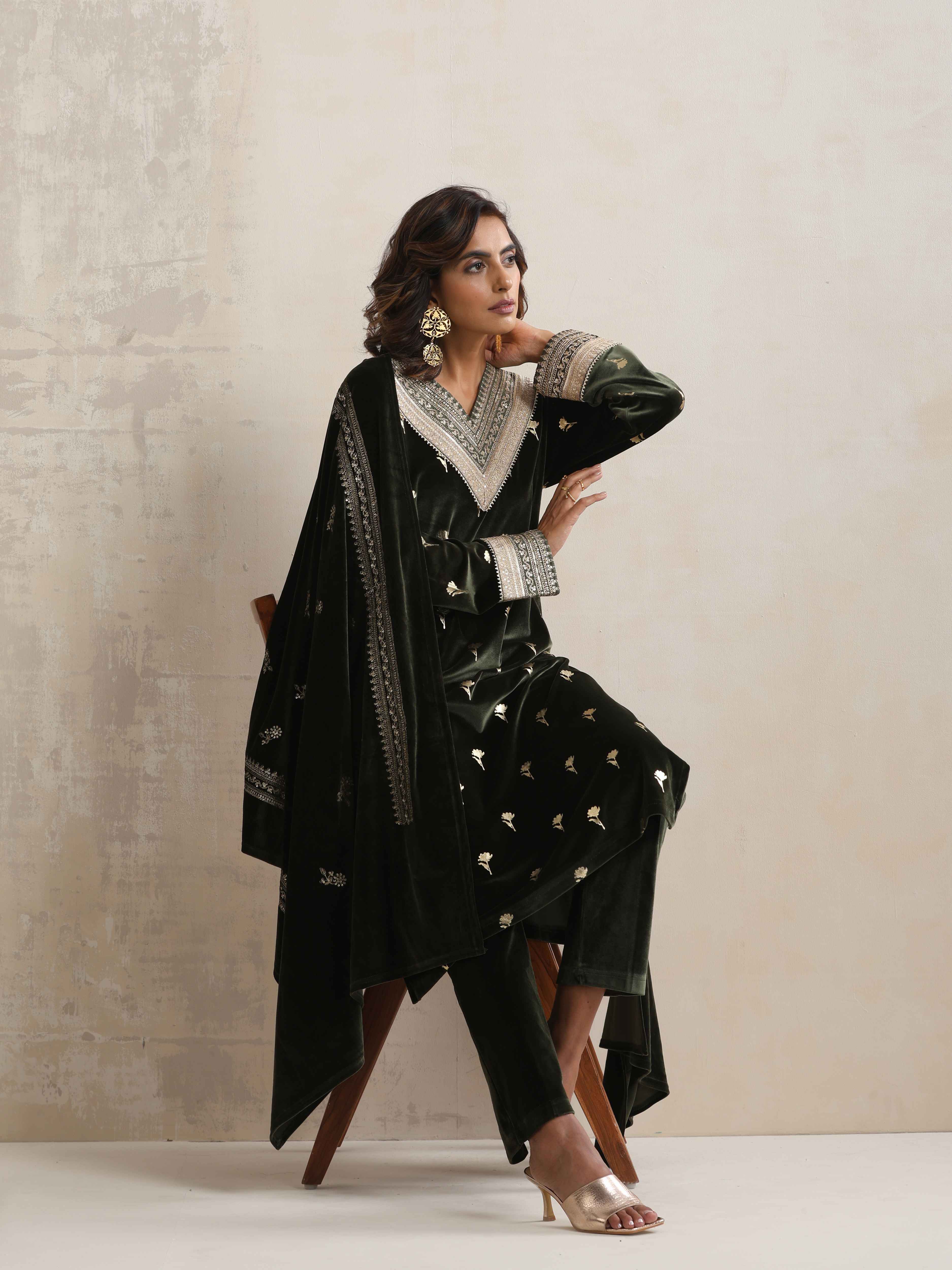 trueBrowns Green Velvet Floral Embroidered Kurta Pant Dupatta Set - view 11