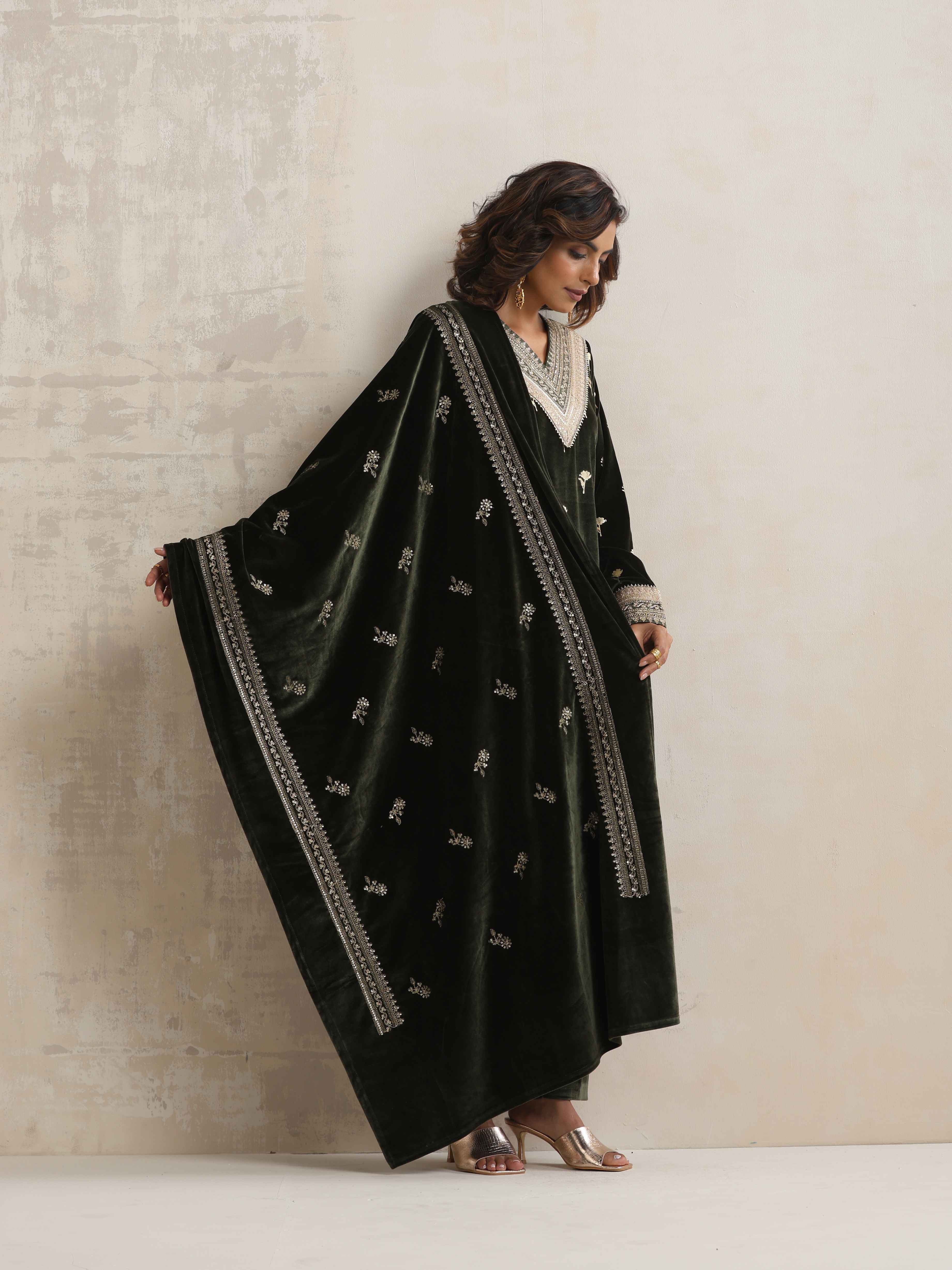 trueBrowns Green Velvet Floral Embroidered Kurta Pant Dupatta Set - view 2