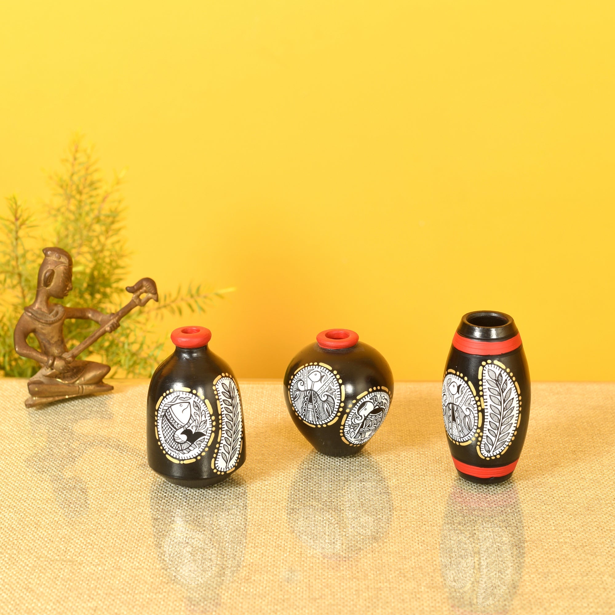 ART CREATIONS BY SUMAN SONTHALIA Black Warli Terracotta Miniature Vases (Set of 3)