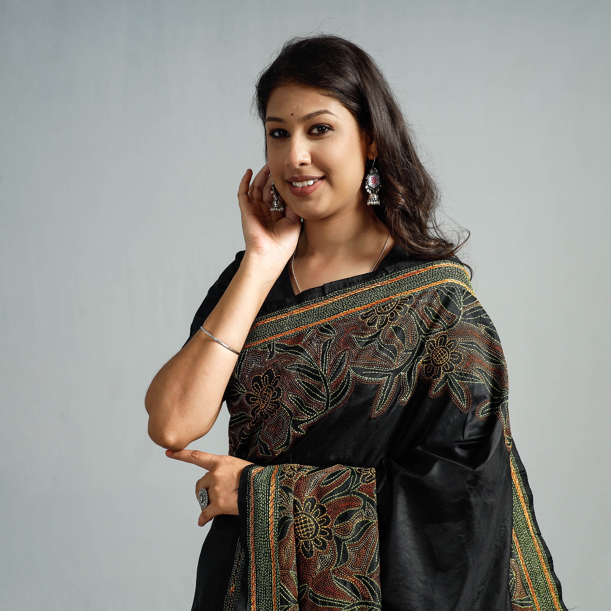 KHUSHBASH - HAPPY LOOM OF EAST Black - Bengal Kantha Embroidery Bangalore Silk Handloom Saree - view 4