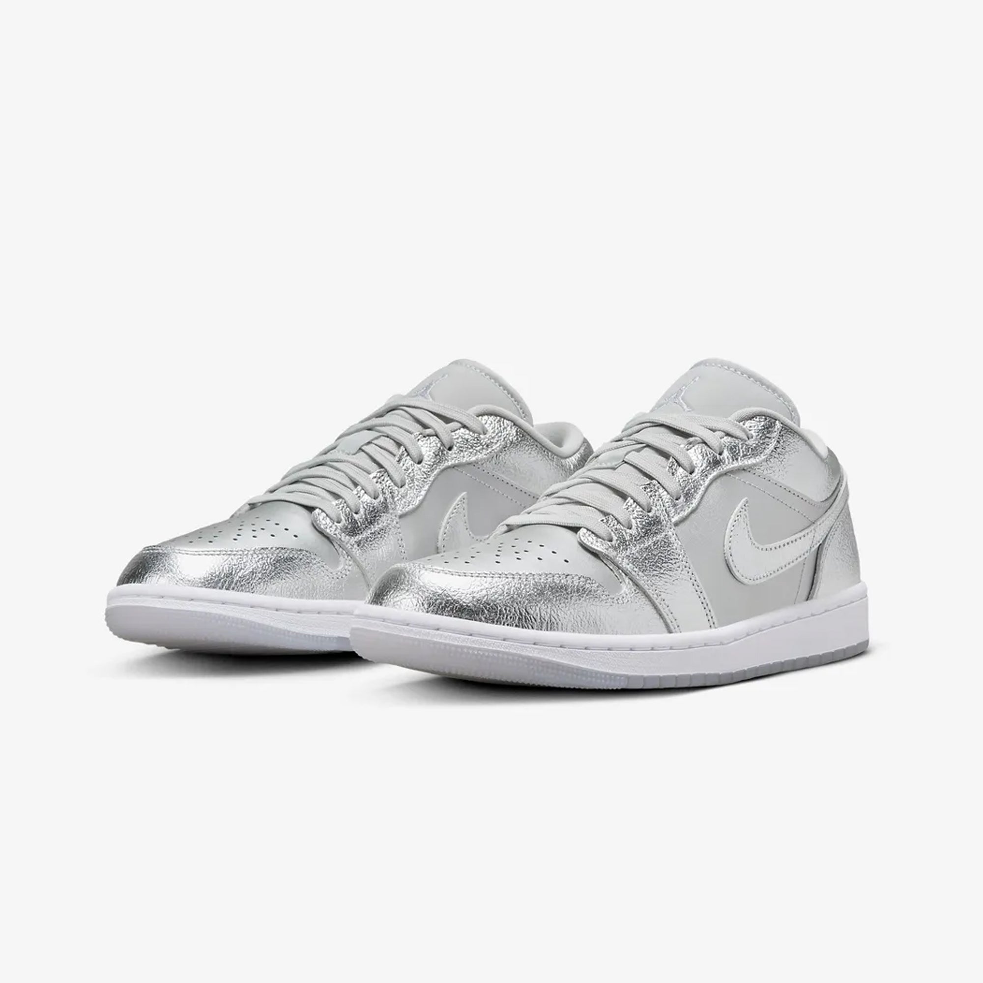 Jordan | AIR JORDAN 1 LOW SE { METALLIC SILVER/PHOTON DUST-WOLF GREY - view 2