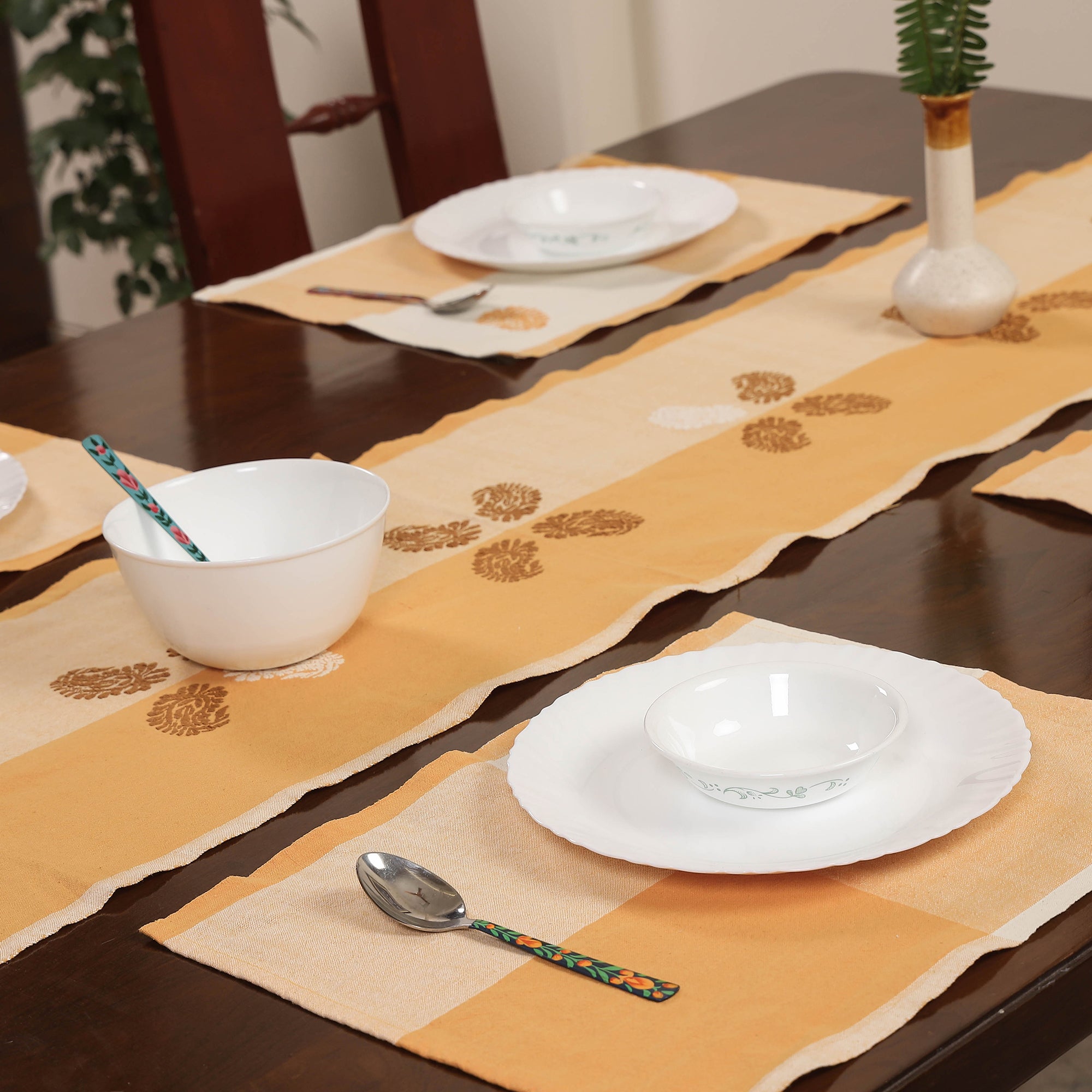 ANTARAN - CRAFTS OF INDIA Beige - Assam Weave Dining Table Runner & Set of 4 Placemats in Handloom Cotton - view 2