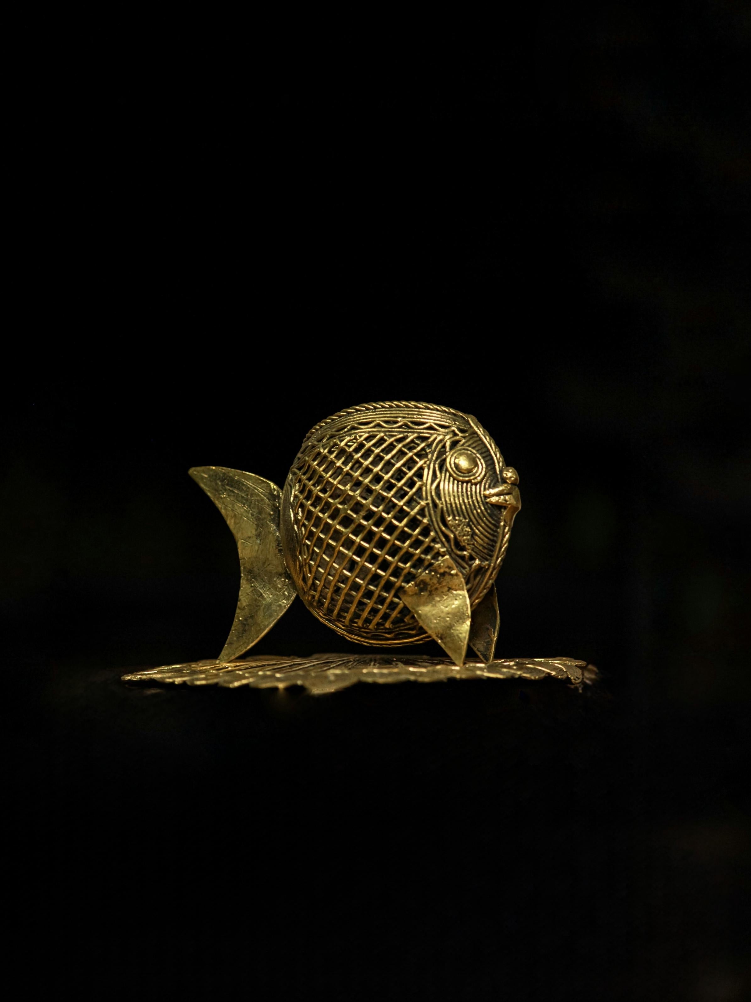 IndianVillèz Handmade Dhokra Net Fish Pen Stand