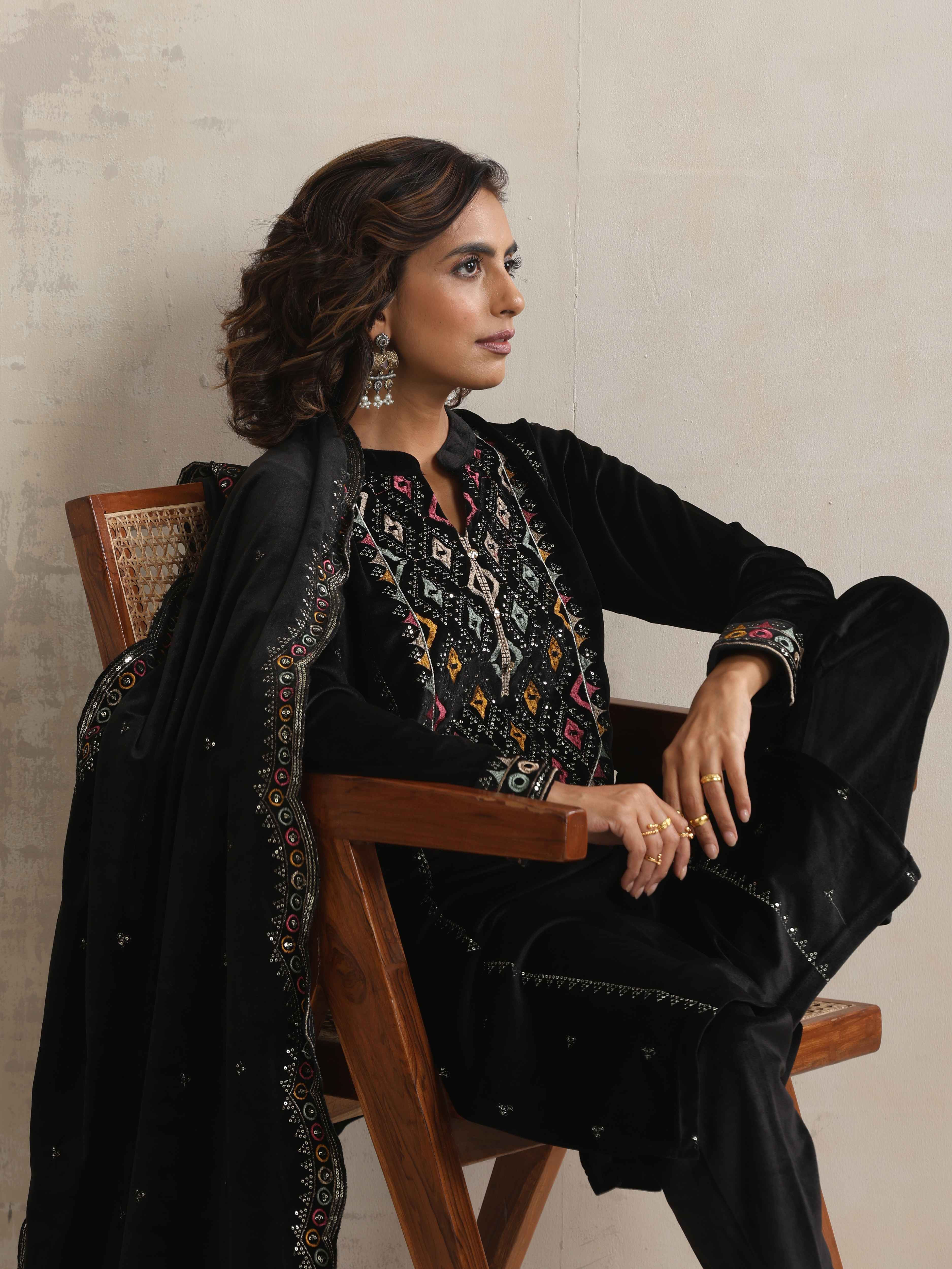 trueBrowns Black Velvet Geometric Embroidered Kurta Pant Dupatta Set - view 12