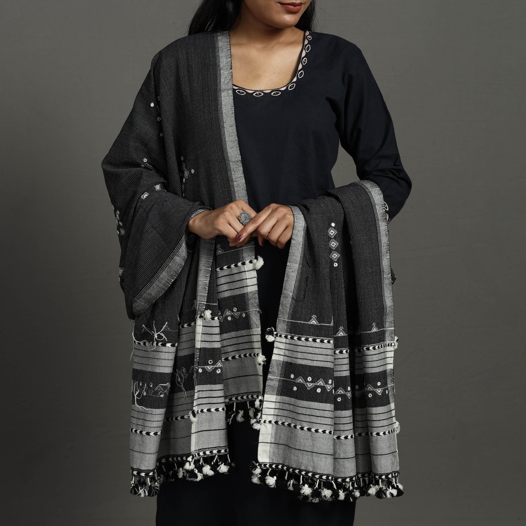 KACHCHH JI CHHAAP Black - Kutch Bhujodi Weaving Mirror Work Handloom Woolen Shawl 03 - view 4