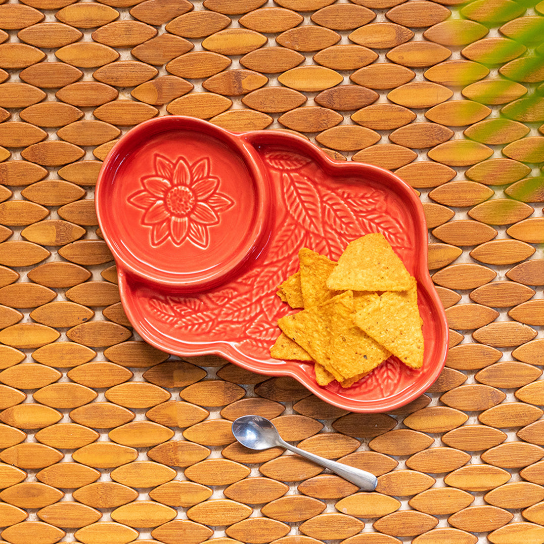 EXCLUSIVELANE 'Coral Reef' Chip-N-Dip Serving Platter In Ceramic (Hand Glazed Studio Pottery, Microwave Safe)