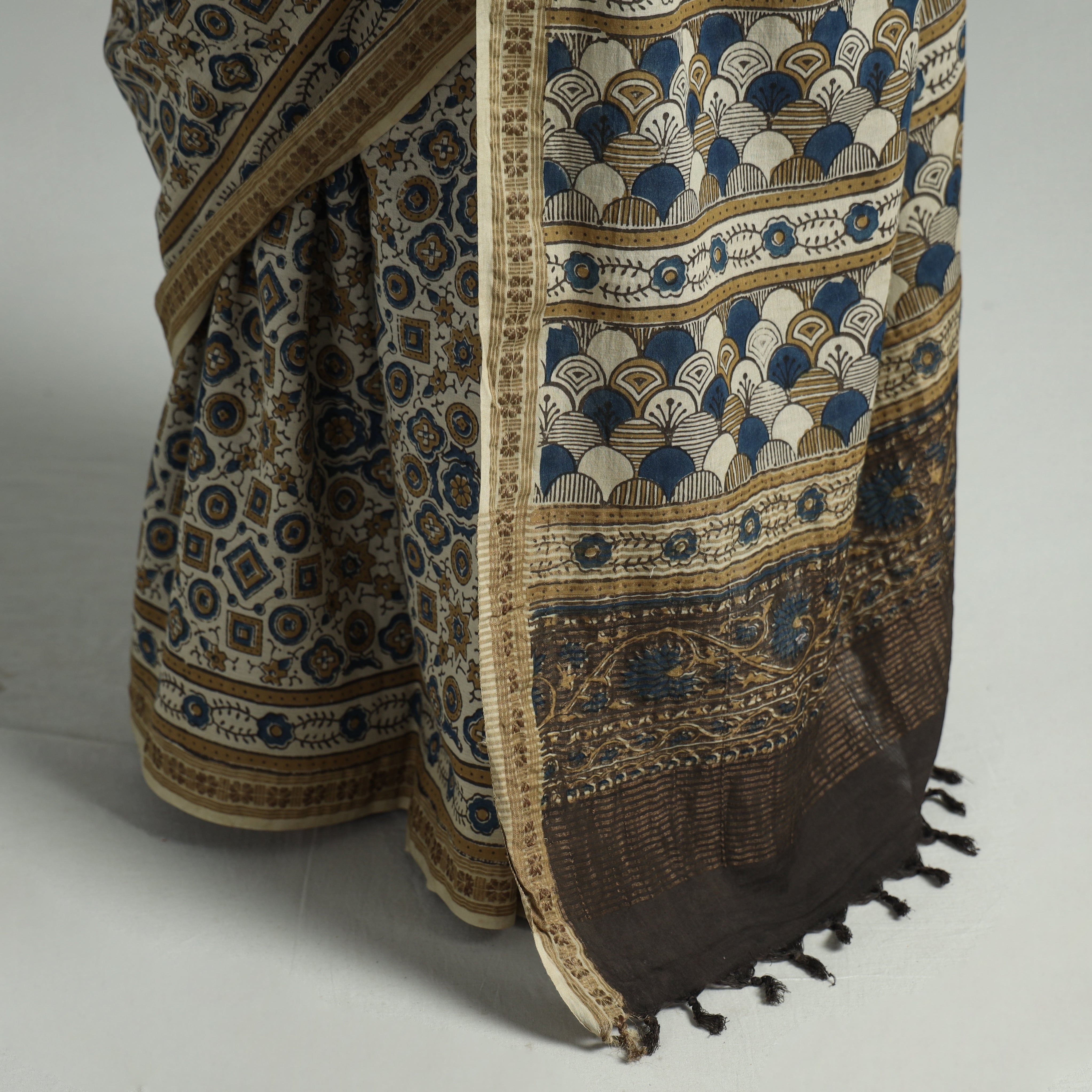 AJRAKH BY JABBAR KHATRI Beige - Natural Dyed Block Print Mul Cotton Ajrakh Saree 01 - view 5