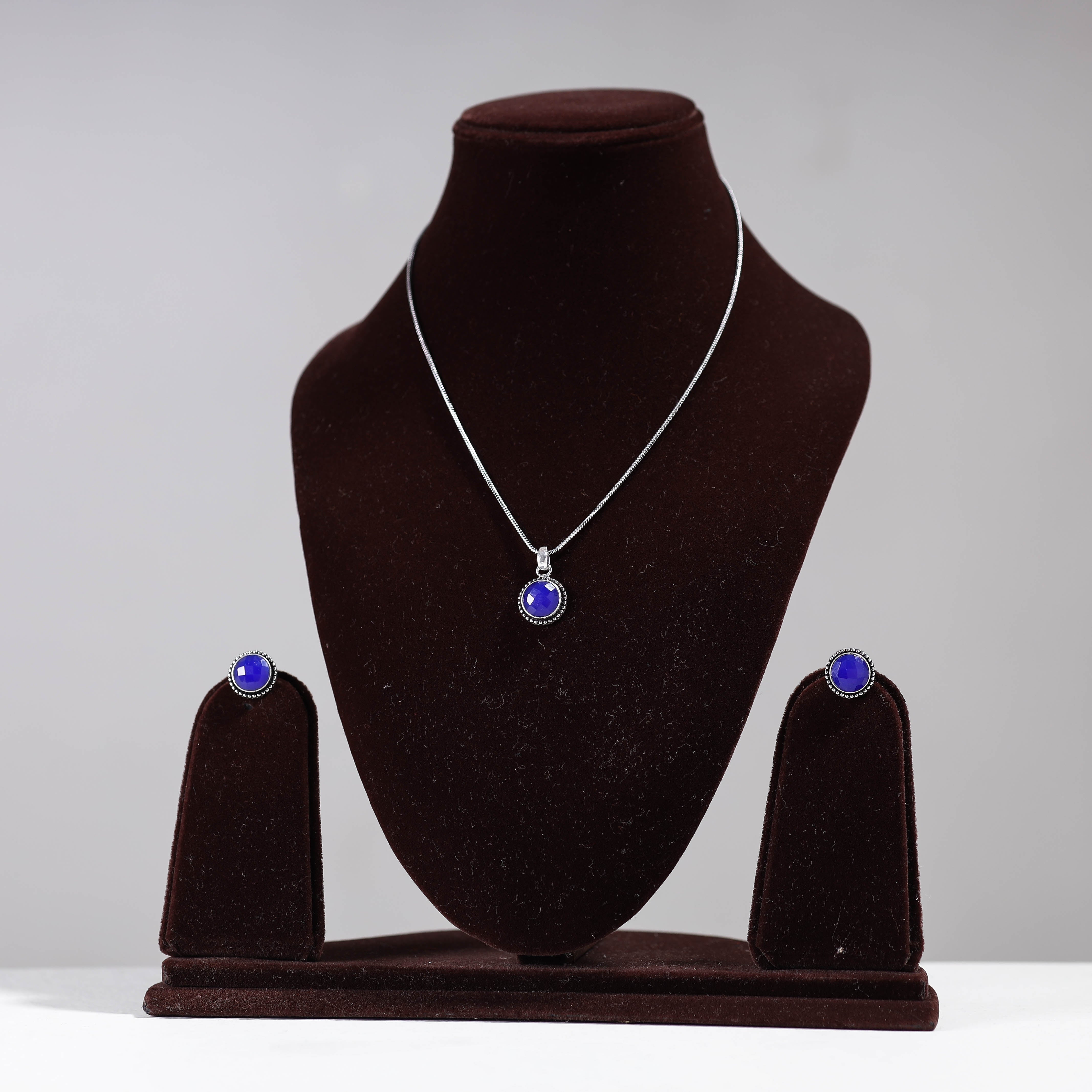 WHITE RIVER STORIES Antique Silver Finish Oxidised Brass Base Stone Work Necklace Set