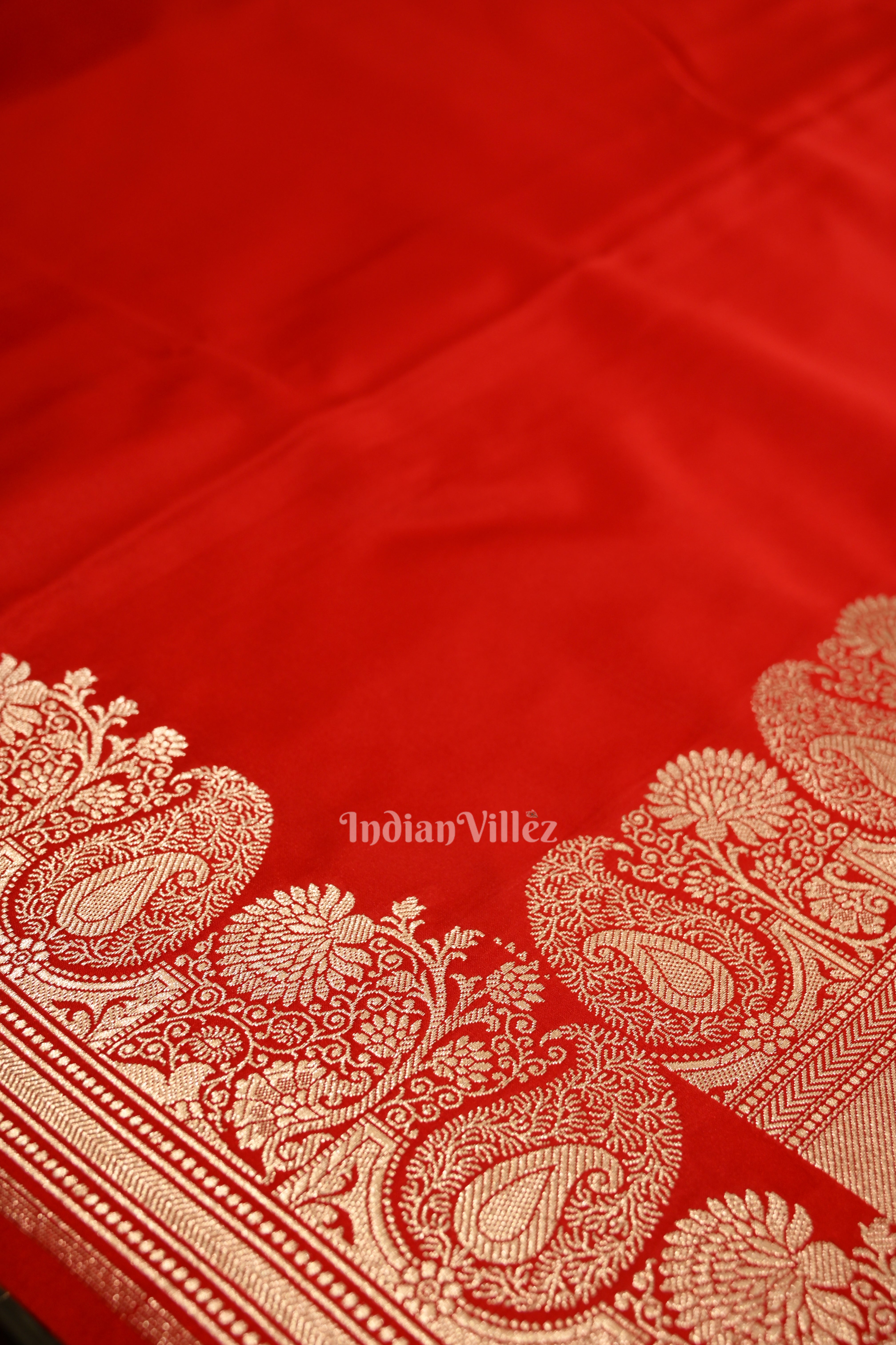 IndianVillèz Gergeous Flaunt Red Soft Pure Mashru Satin Silk Banarasi Saree - view 4