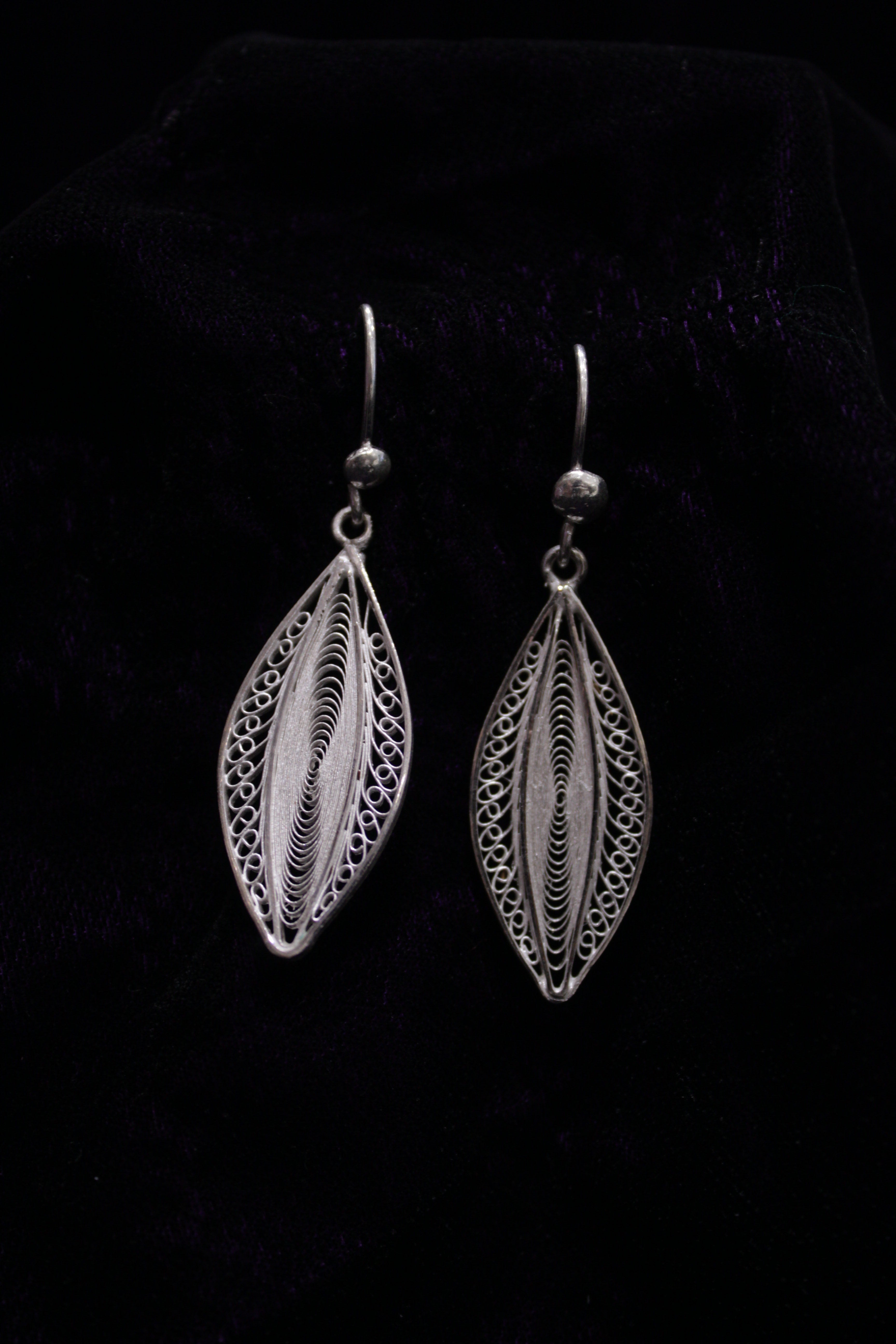 Indianvillez Bulbous Eye Silver Filigree Earring - view 2