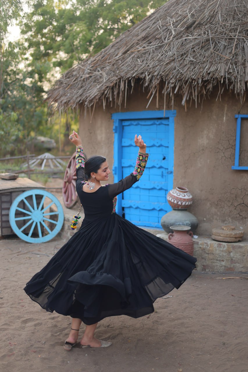 Clothsvilla Black Elegant Faux Blooming Gown with Kutchi Gamthi Work - view 8