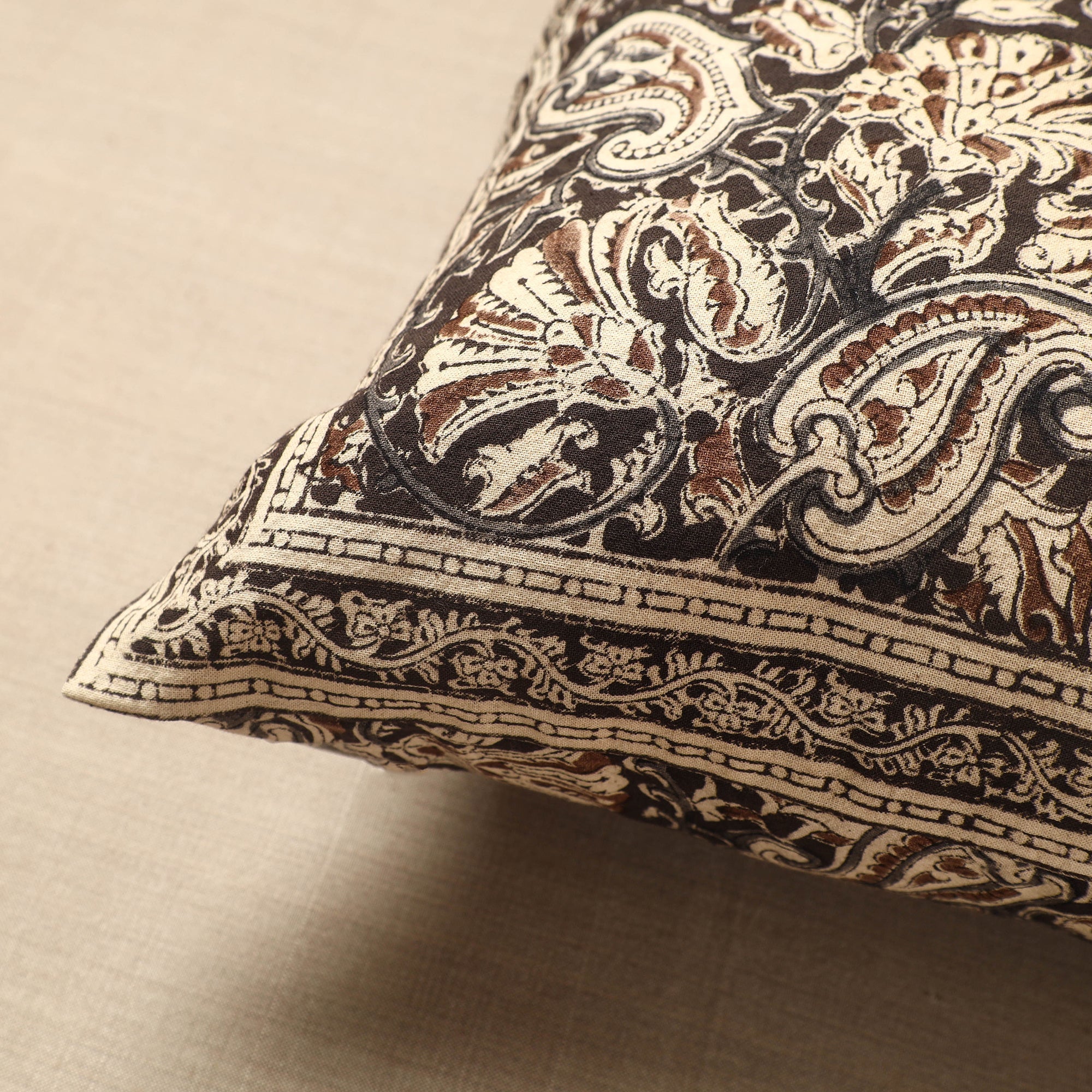 PITCHUKA SRINIVAS KALAMKARI PEDANA Brown - Original Pedana Block Print Cotton Kalamkari Cushion Cover 01 - view 2