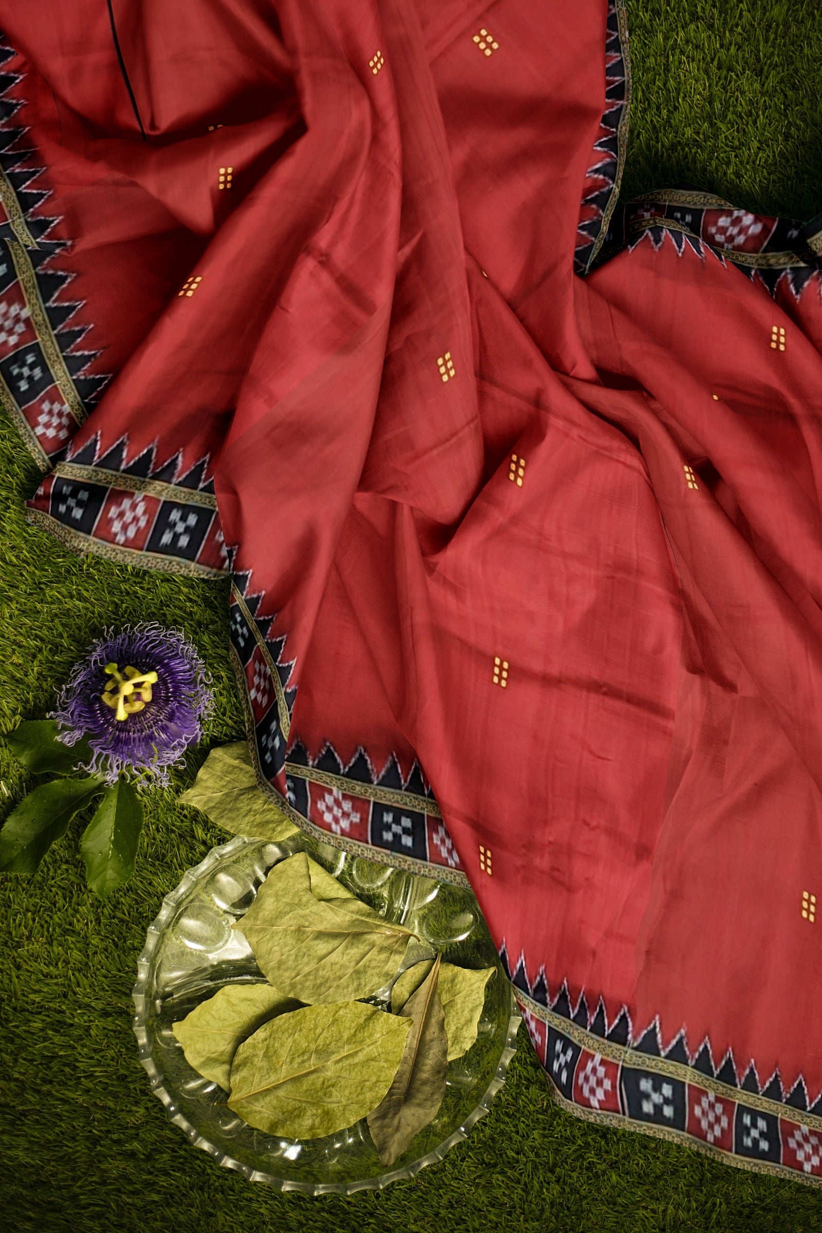 IndianVillèz Red Single Border Pasapali Khandua Pata Silk Saree - view 4