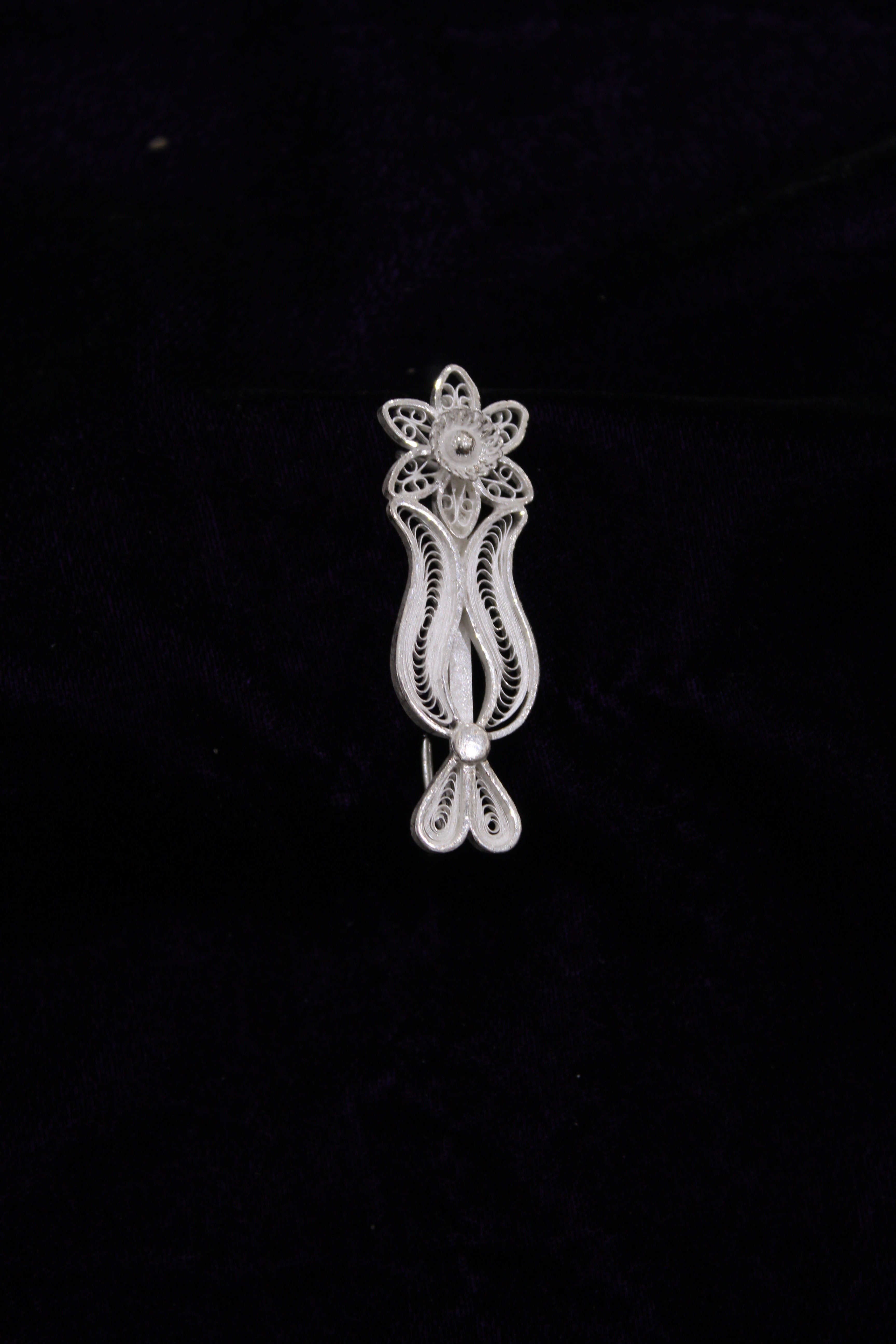 Indianvillez Tilak Designer Silver Filigree Saree Pin - view 2