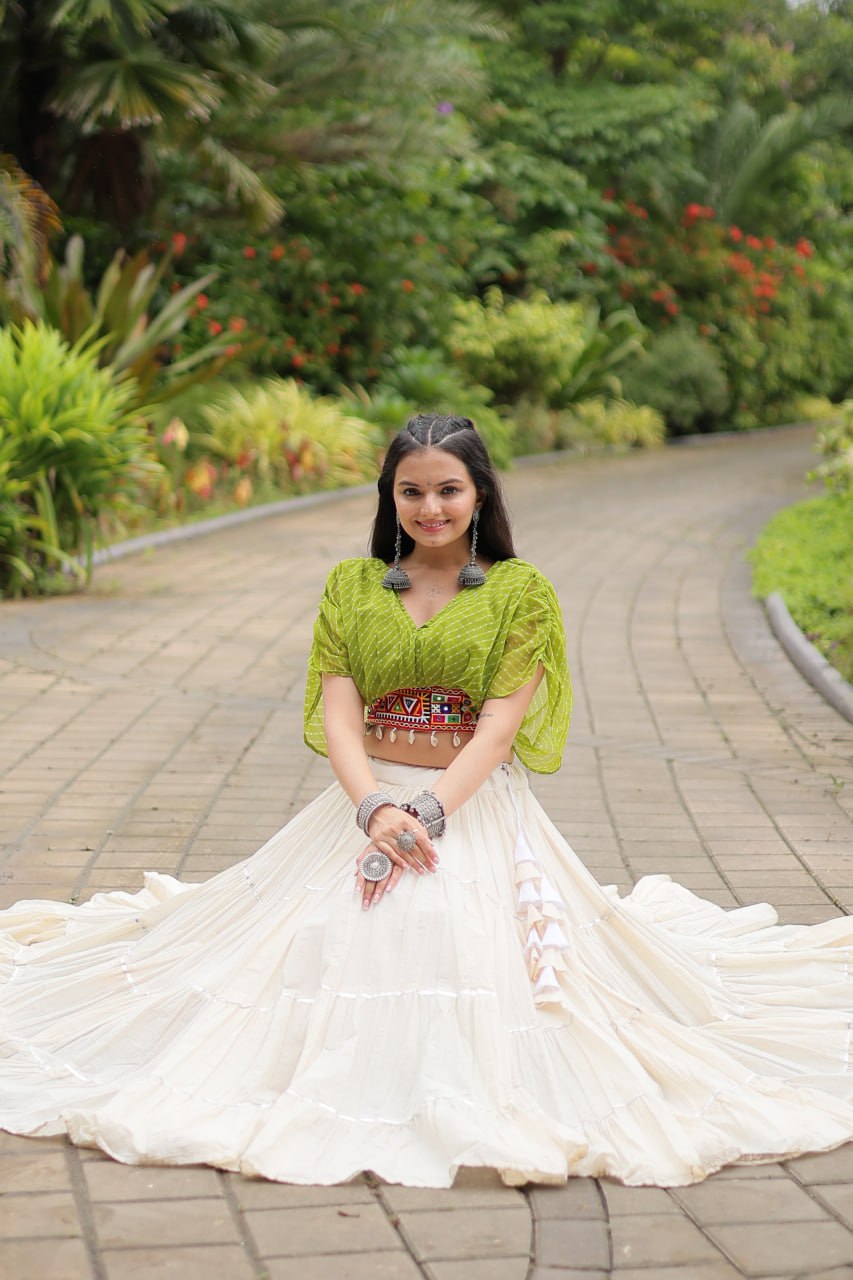 ClothsVilla Green Elegant Lehenga with Leheriya Print Blouse - view 5