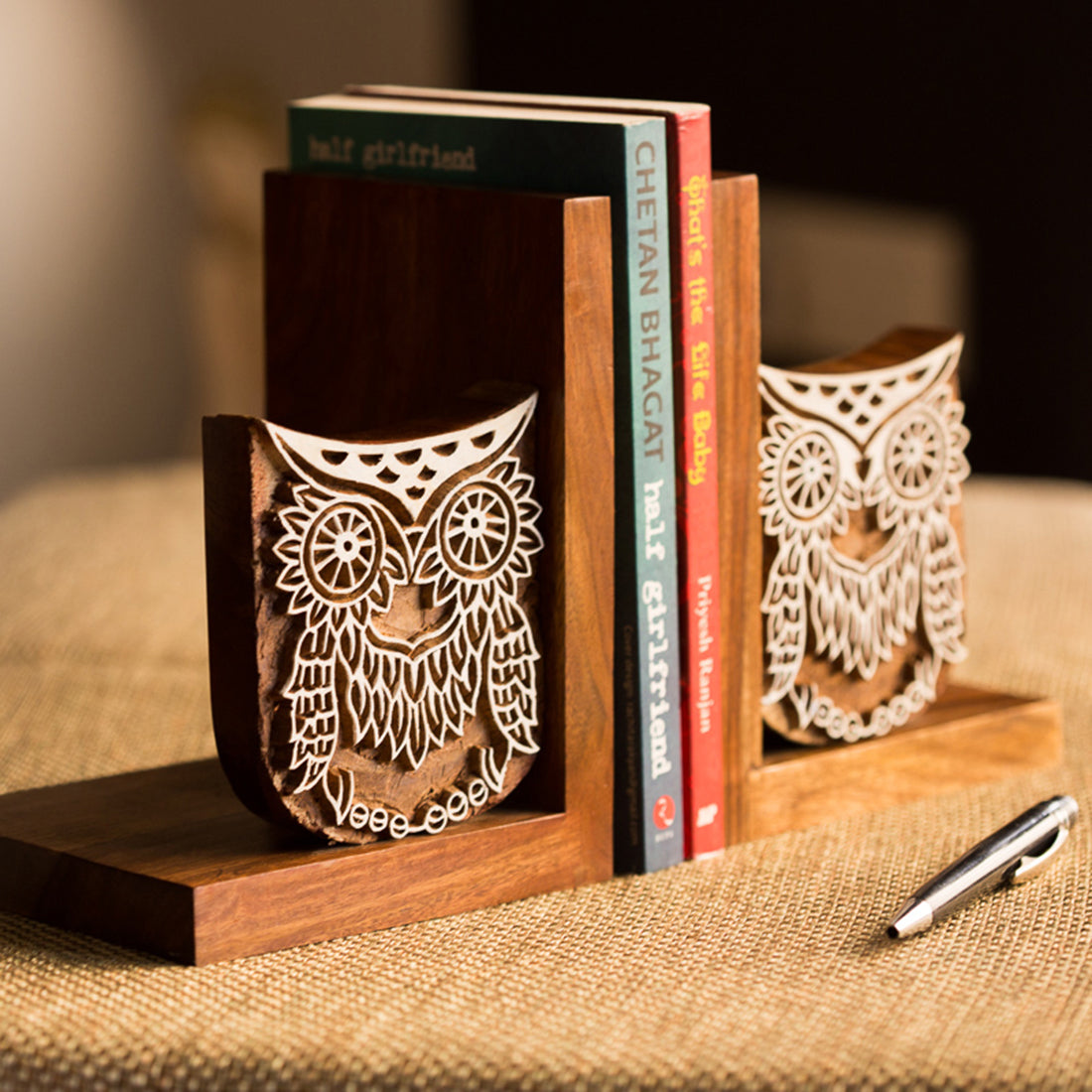 EXCLUSIVELANE 'Owl' - Hand Engraved Sheesham Wood Bookend
