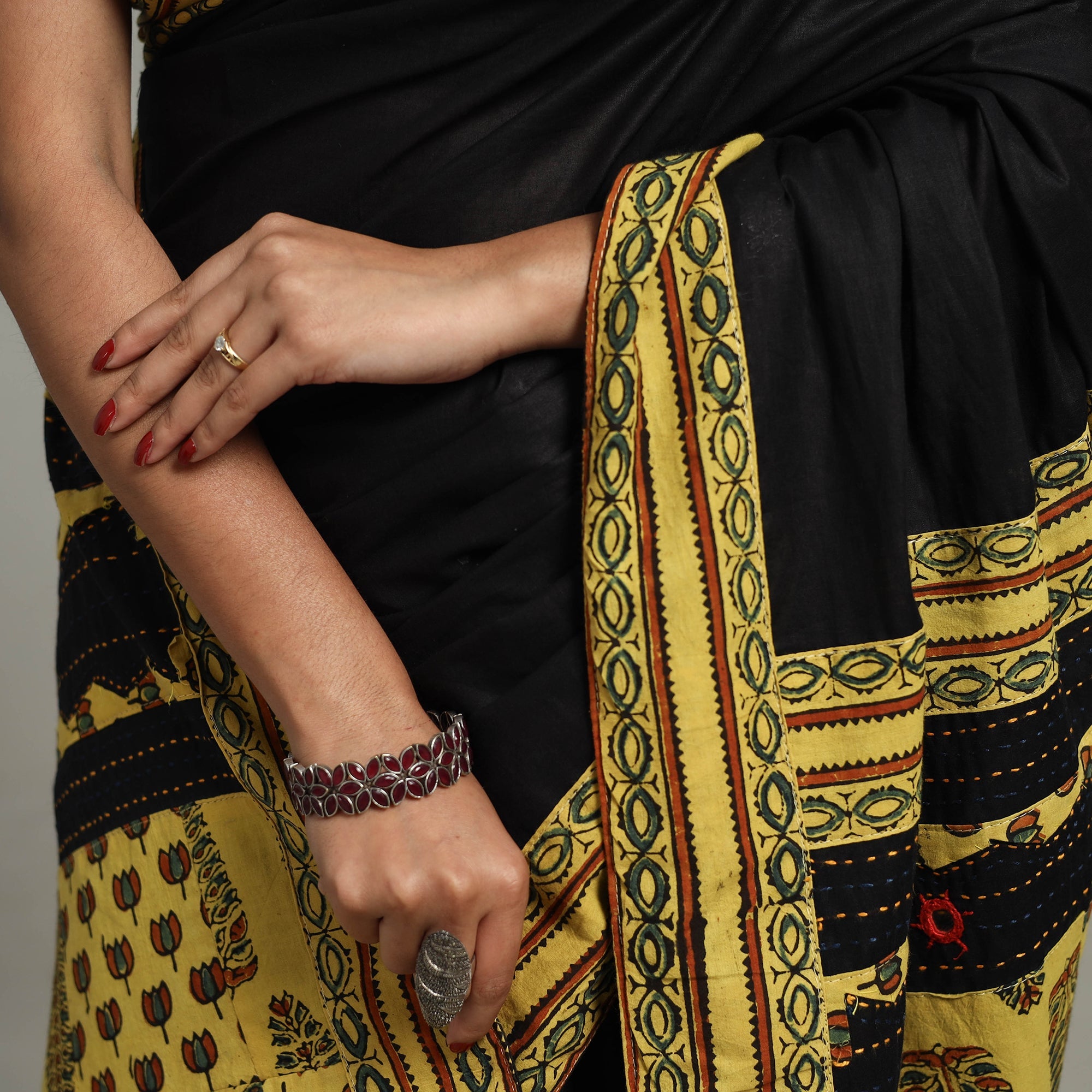 SHADES OF MARUDHARA Black - Applique Patchwork Mul Cotton Tagai Ajrakh Saree 01 - view 5