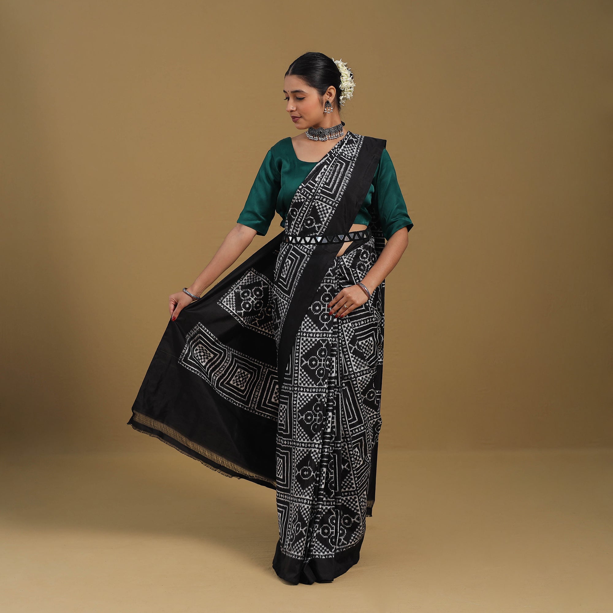 POCHAMPALLY IKAT WEAVES BY GOVARDHAN Black - Handspun Handloom Silk Pochampally Double Ikat Saree 04
