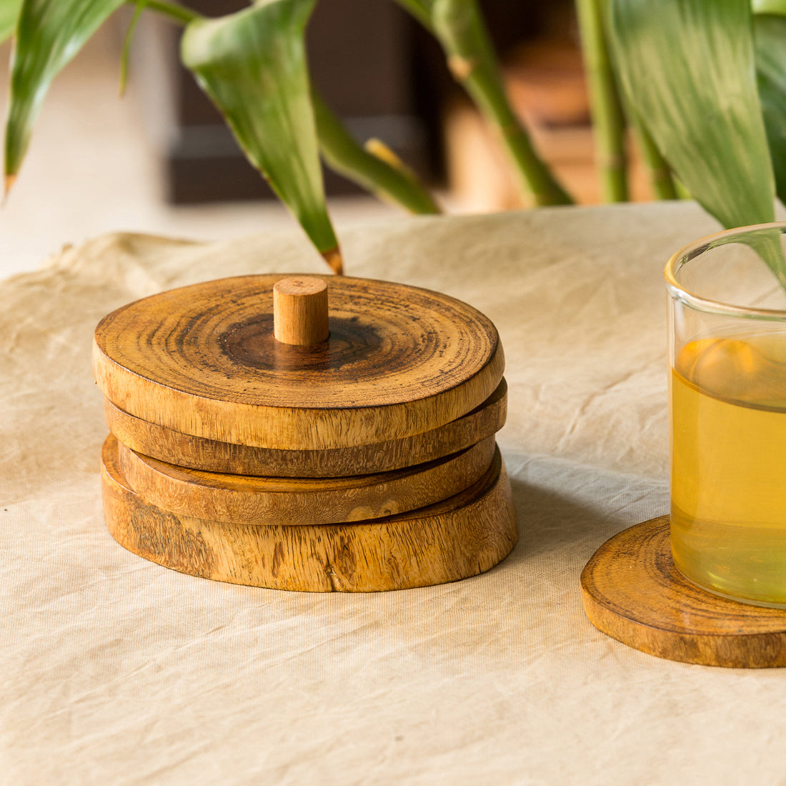 EXCLUSIVELANE 'Stack-Circles of Wood' Log Handcrafted Coasters With Stand (Set Of 4)