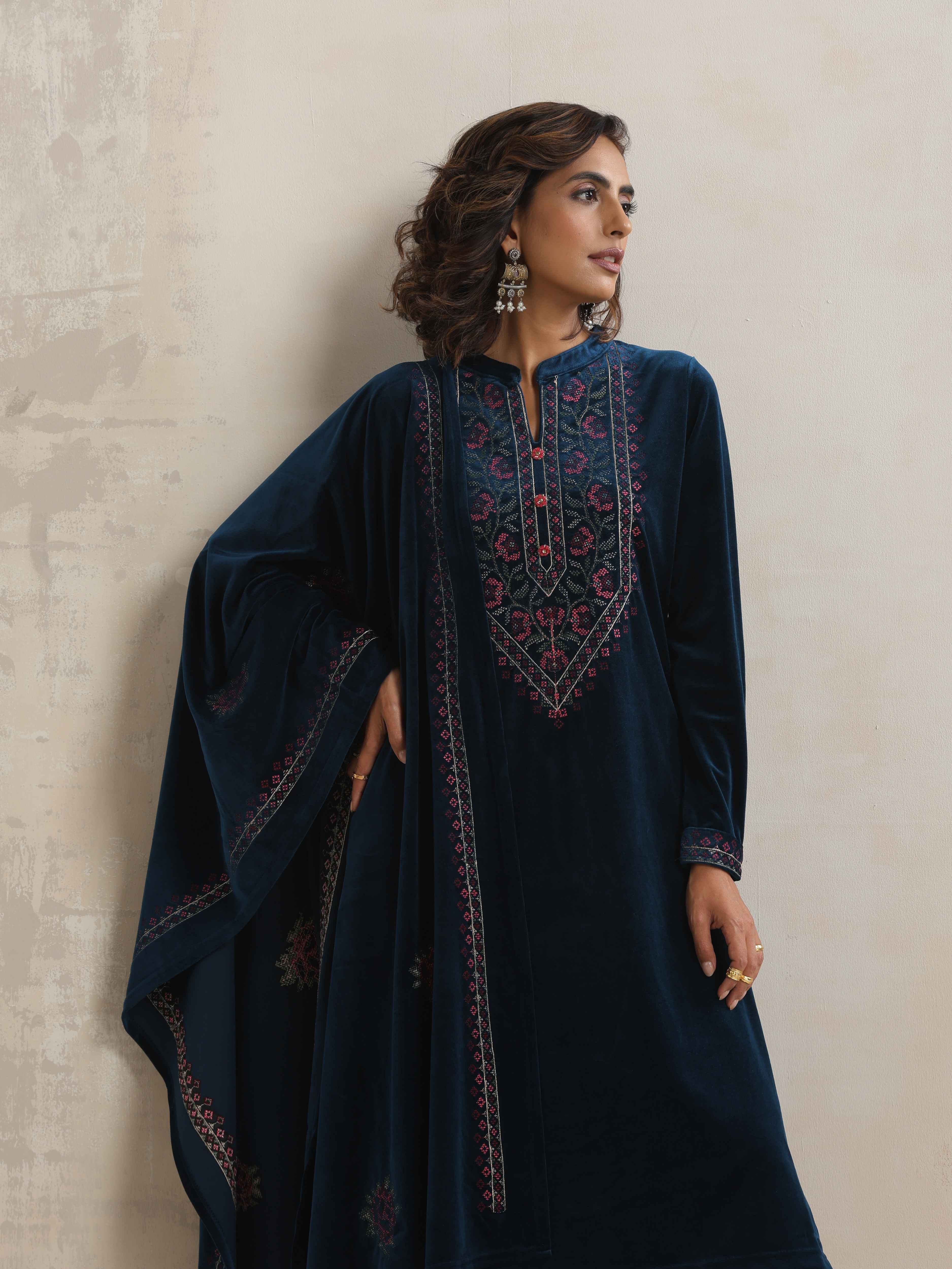 trueBrowns Blue Velvet Floral Embroidered Kurta Pant Dupatta Set - view 4