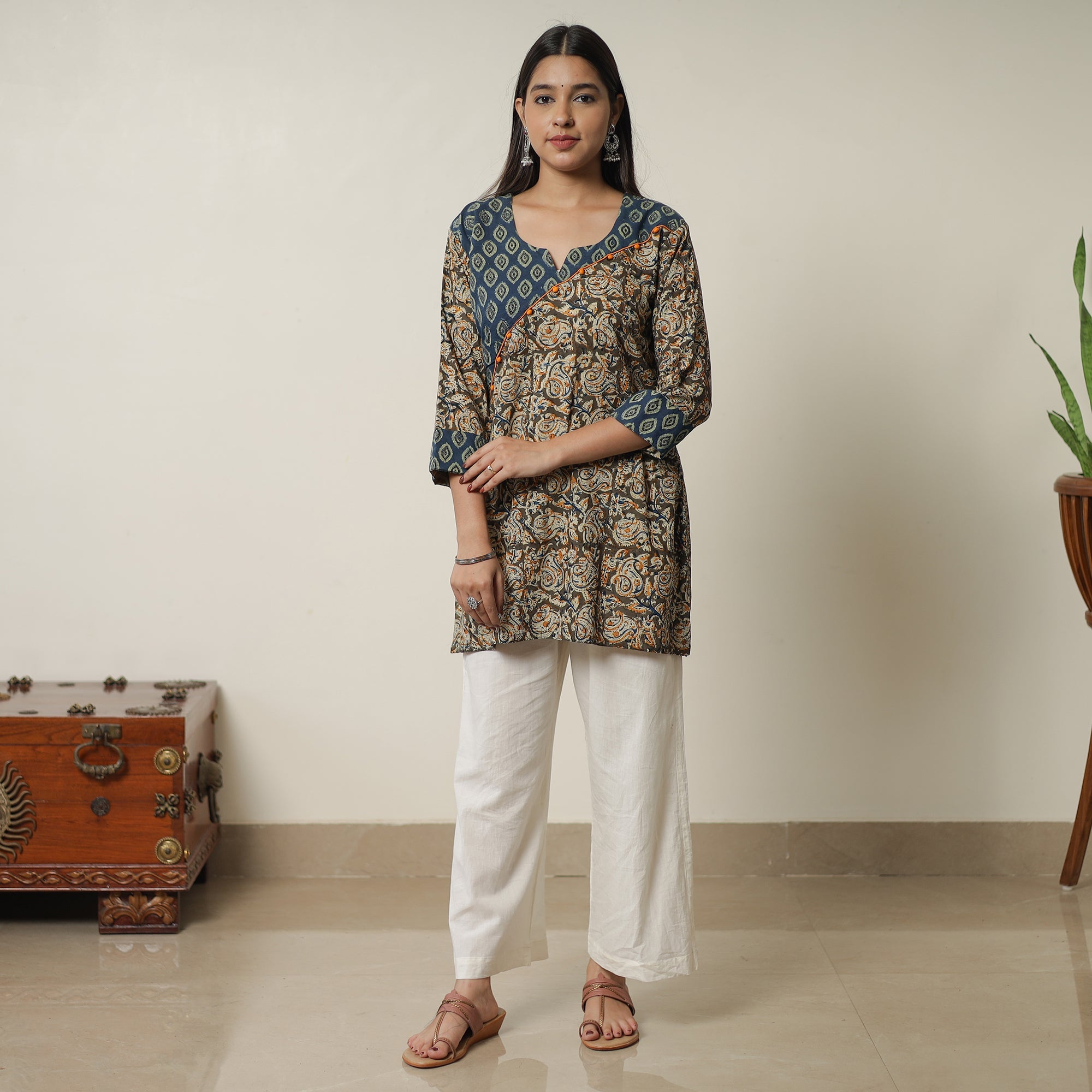 ITOKRI CASUALS Brown - Pedana Kalamkari Block Printed Cotton Short Kurta with Ajrakh Patchwork 05 - view 2