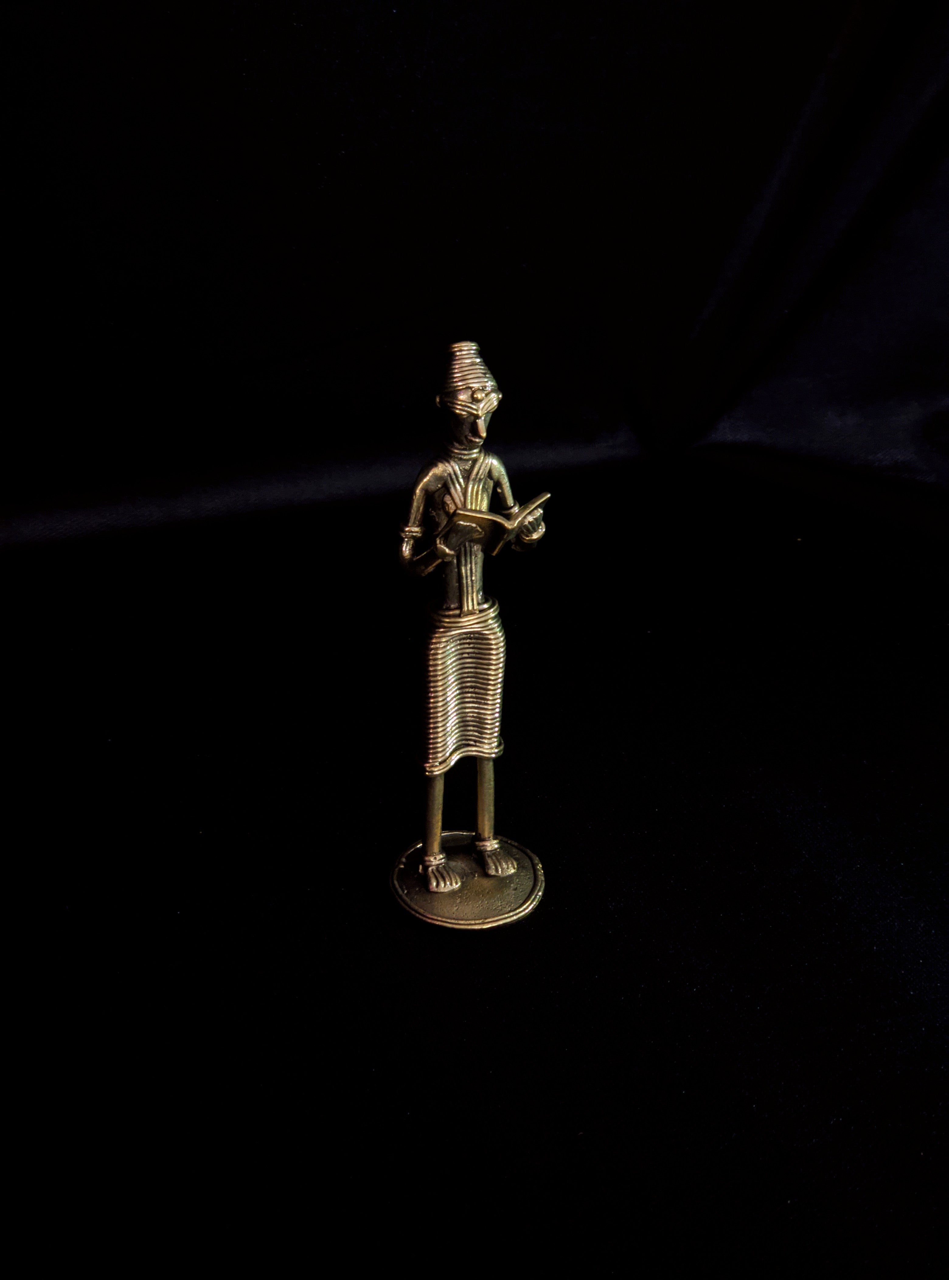 IndianVillèz Handmade Dhokra - Tribal Standing Man Reading - view 2