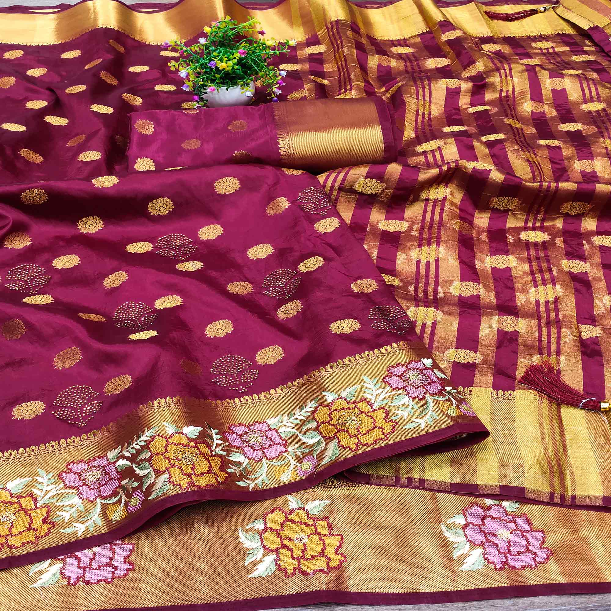 Peachmode Magenta Zari Woven Jacquard Saree With Embroidery Border