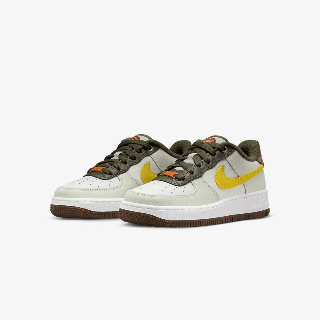 Nike | AIR FORCE 1 LV8 (GS) { SUMMIT WHITE/VIVID SULFUR-SUMMIT WHITE