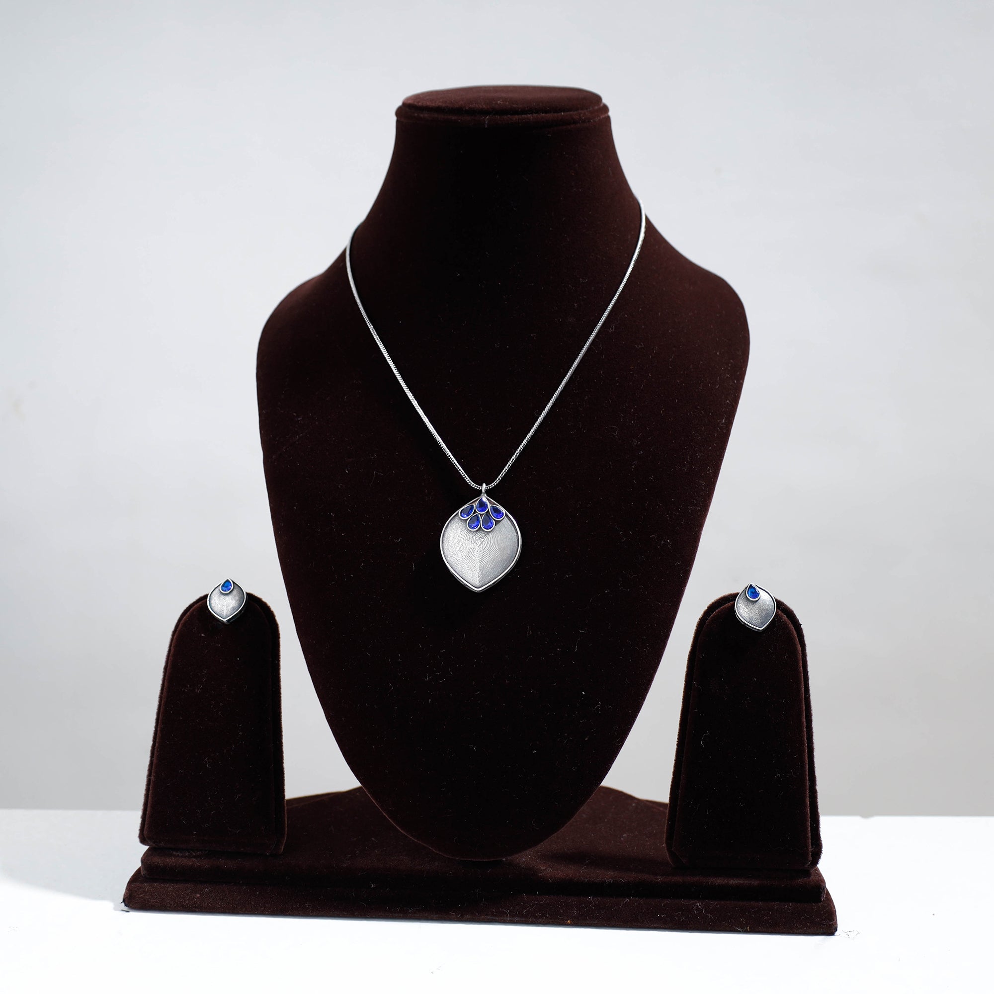 WHITE RIVER STORIES Antique Silver Finish Oxidised Brass Base Stone Work Necklace Set