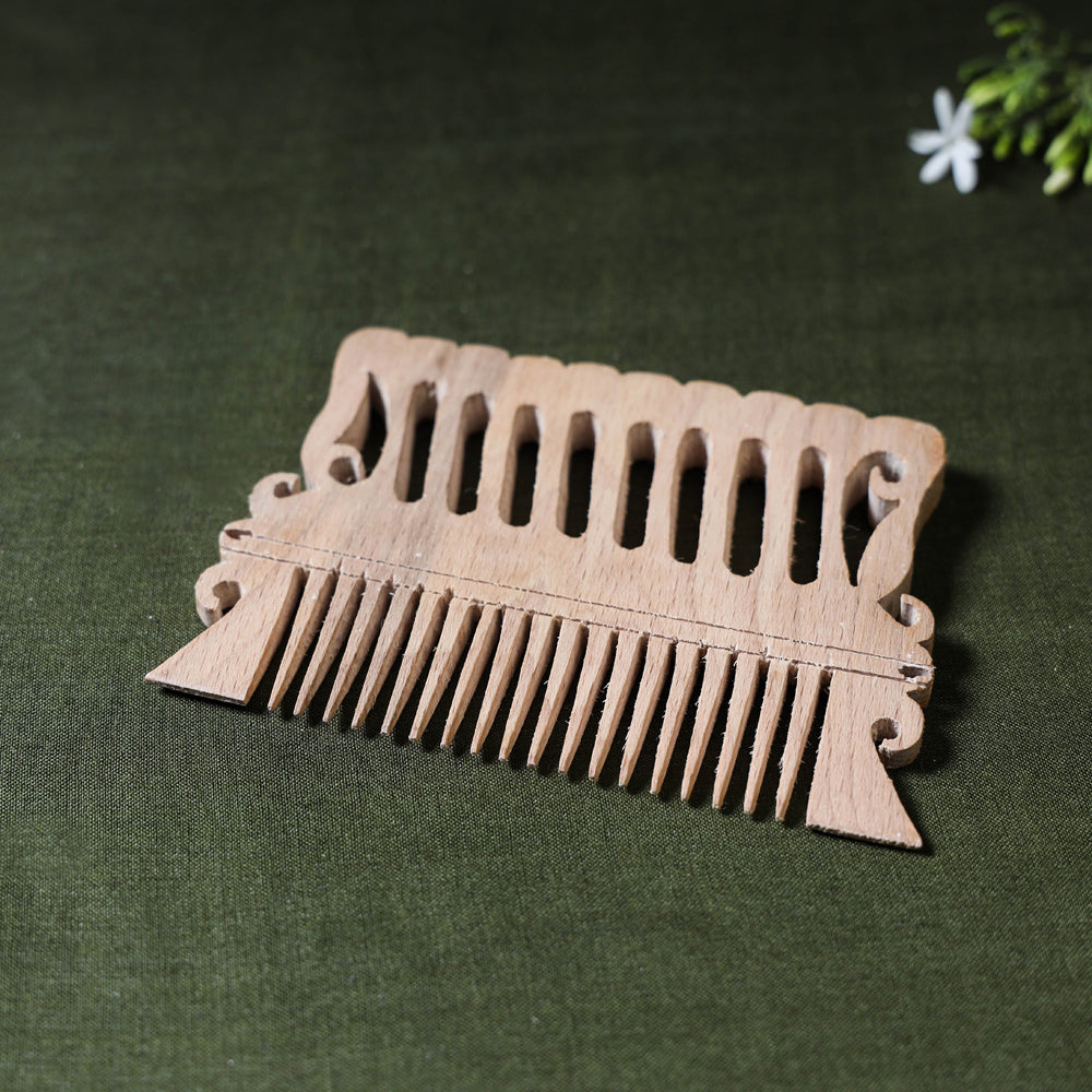 ITOKRI CRAFTS INITIATIVE Bijnor Hand Carved Steam Beech Wood Comb (Medium)