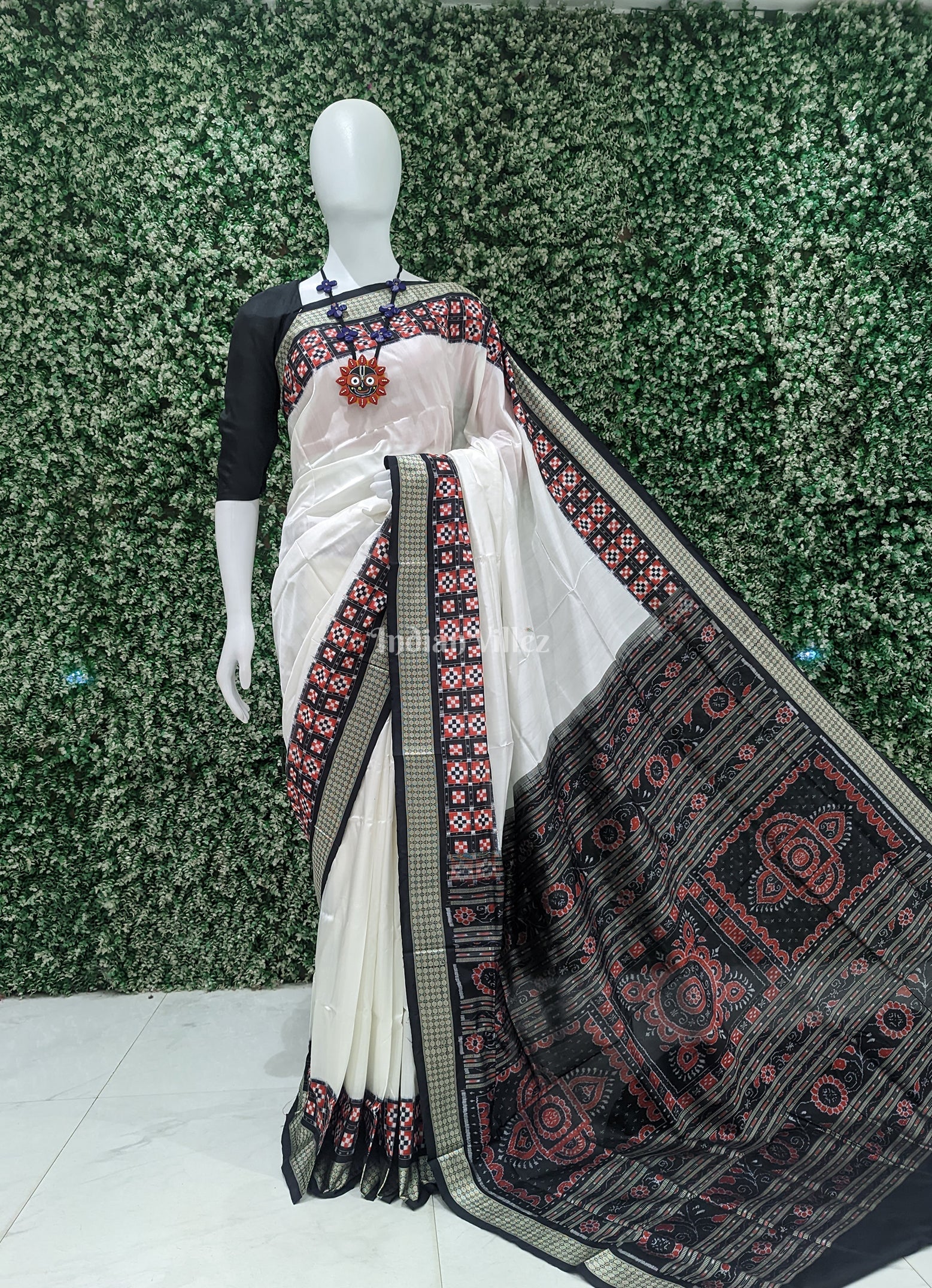 IndianVillèz White Black Pasapali Border Design Odisha Ikat Bomkai Silk Saree