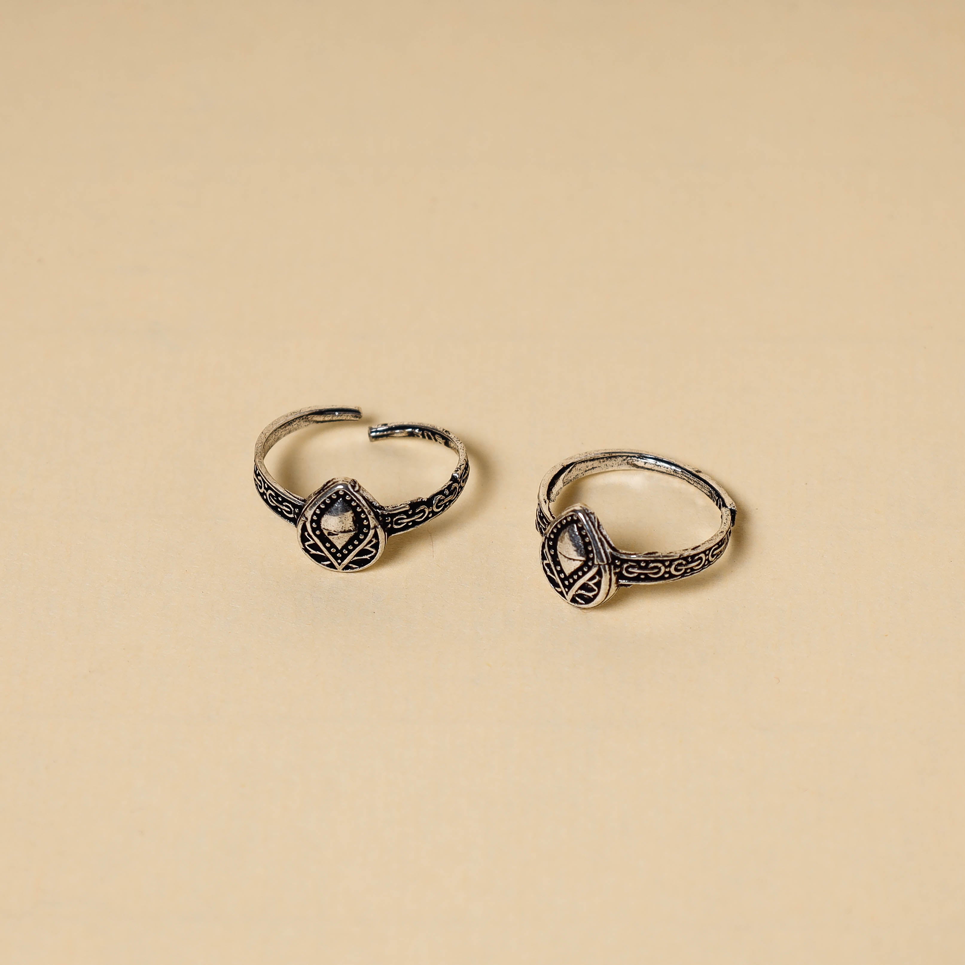 WHITE RIVER STORIES Antique Silver Finish Oxidised Brass Base Toe Ring (Adjustable)