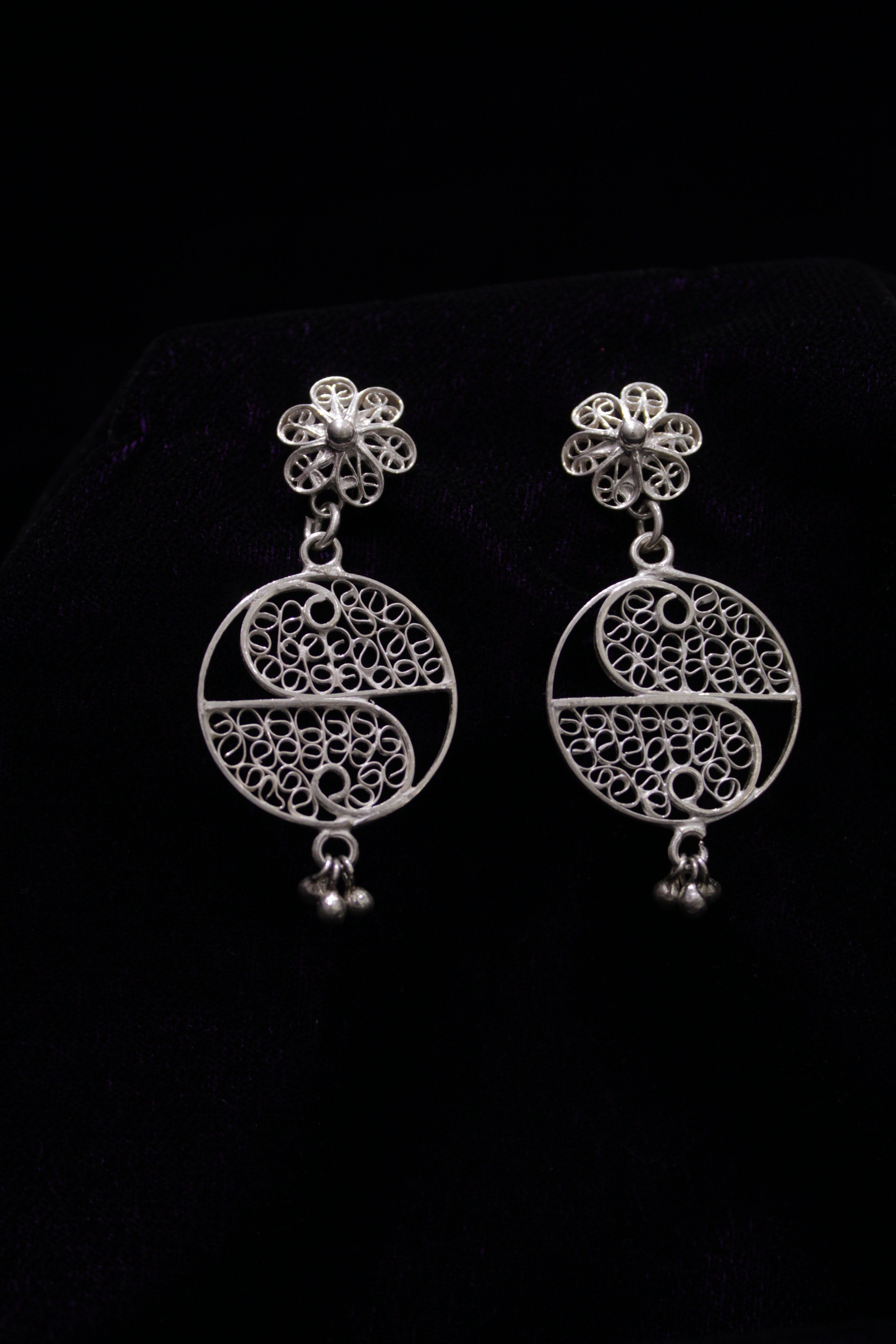 Indianvillez Droplet Floral Silver Filigree Earring - view 2