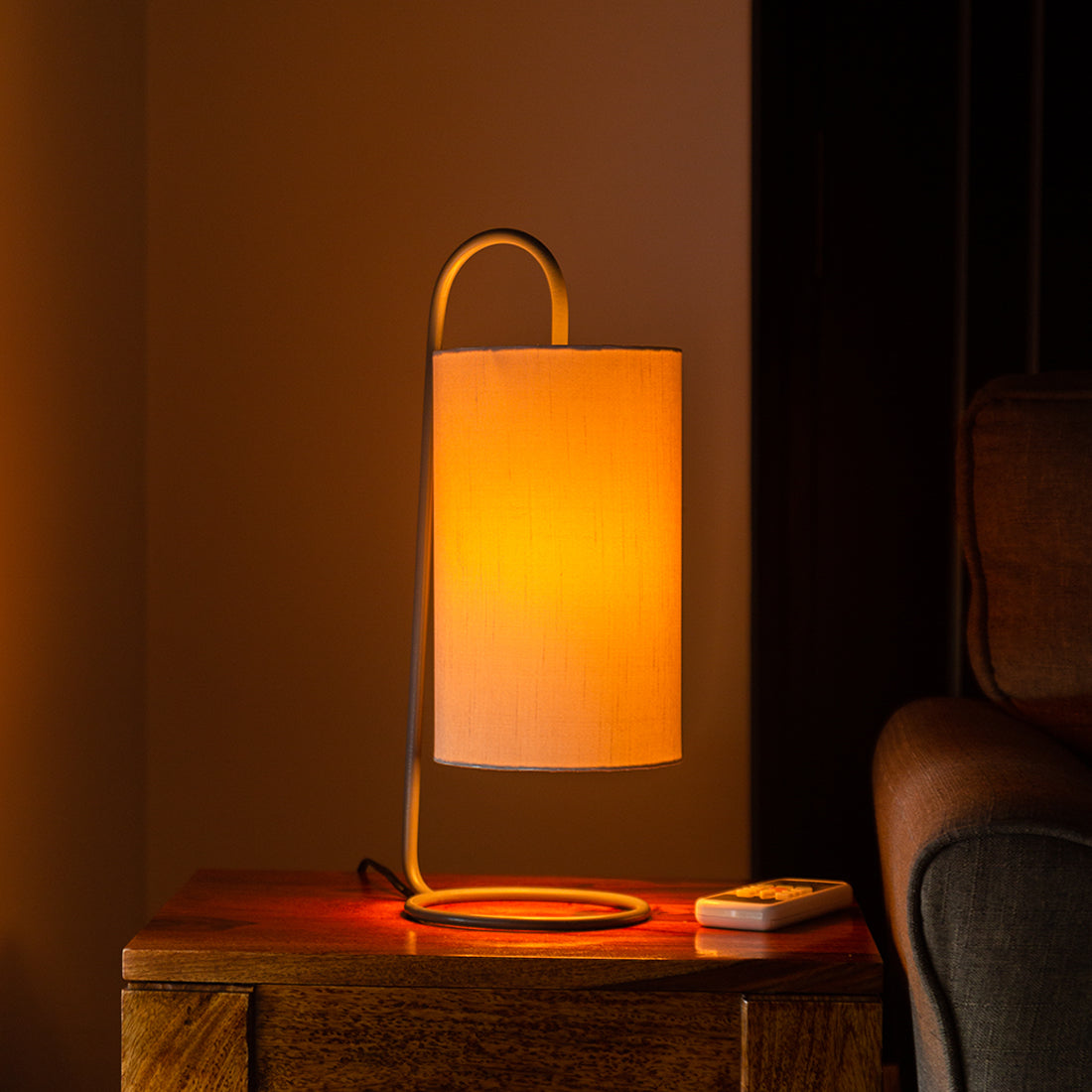 EXCLUSIVELANE 'White Coiled' Handcrafted Arched Table Lamp In Iron (17 Inch)