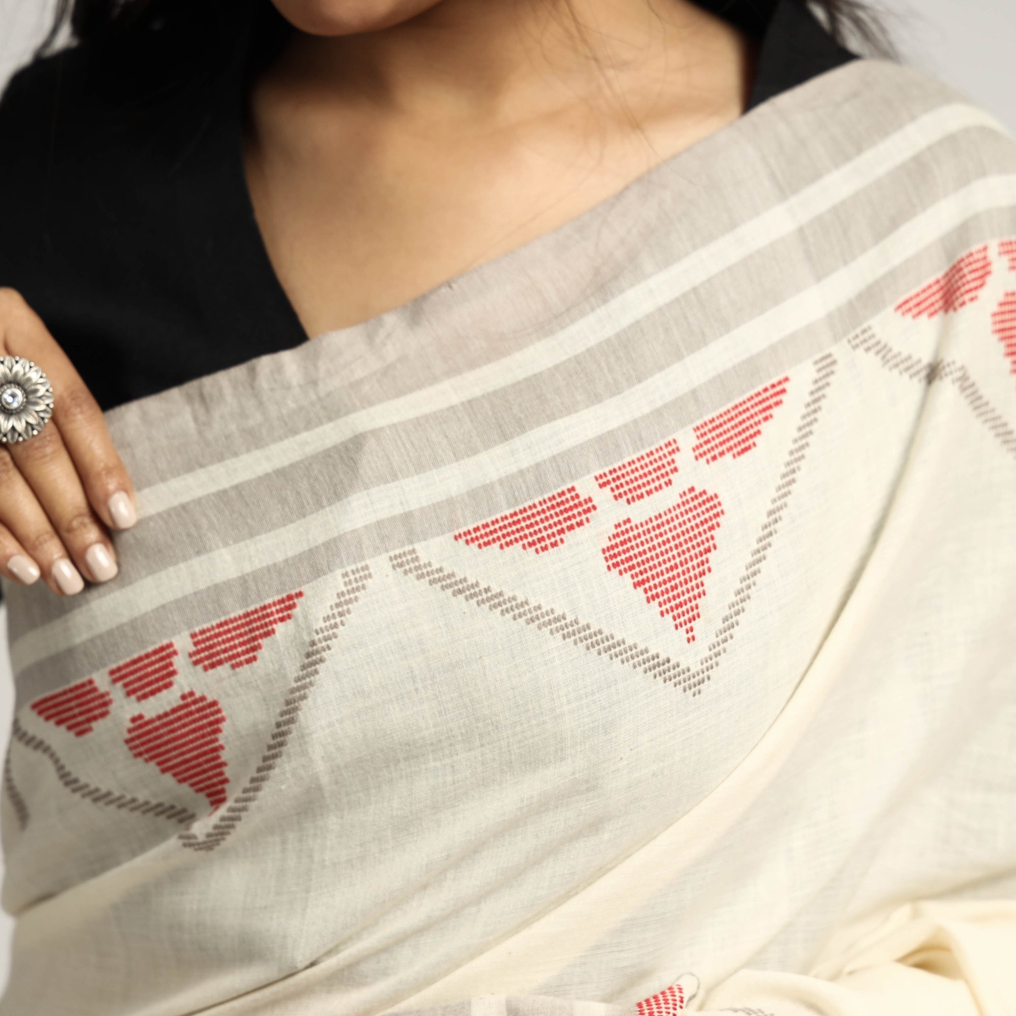 BUN.KAR BIHAR BY SRIJANI FOUNDATION Beige - Grey & Kora with Grey Trangle Pattern with Red Floral Buti Extra Weft Silk Cotton Saree - view 3
