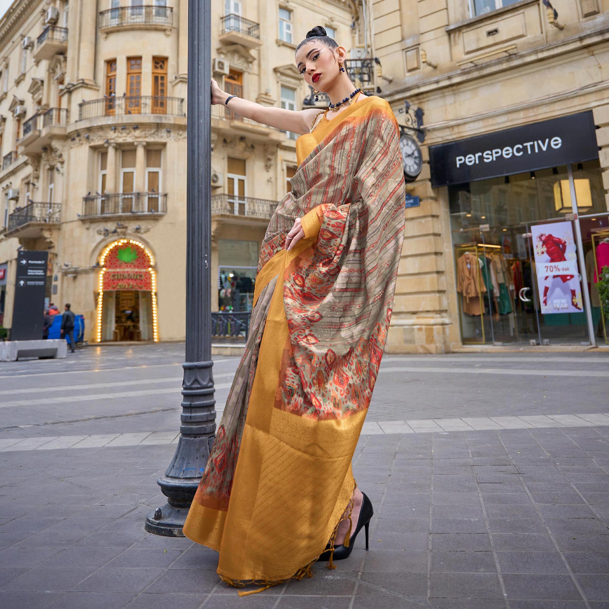 BlackTree grey-floral-printed-brasso-saree-with-tassels - view 3