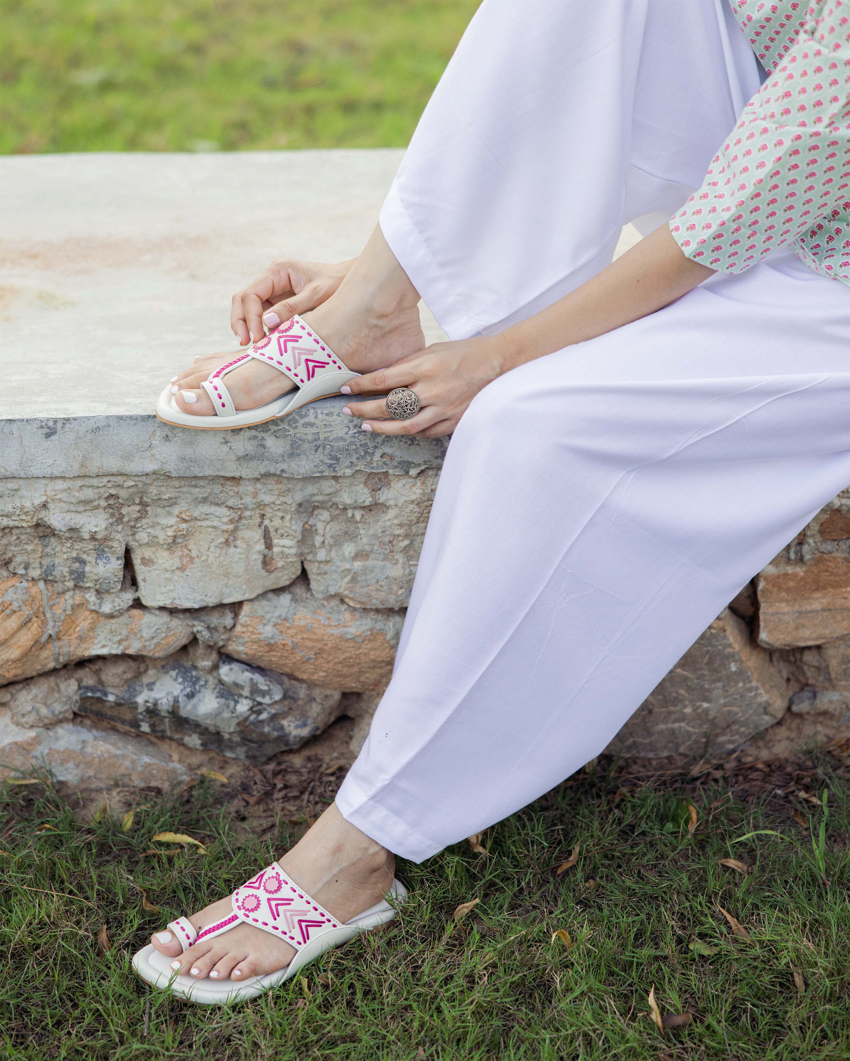 Jaysole Azalea white Kolha Flats