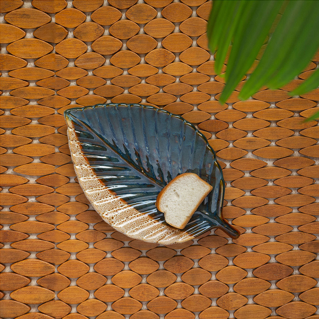 EXCLUSIVELANE 'The Banana Leaf' Serving Platter In Ceramic (13 Inch, Microwave Safe)